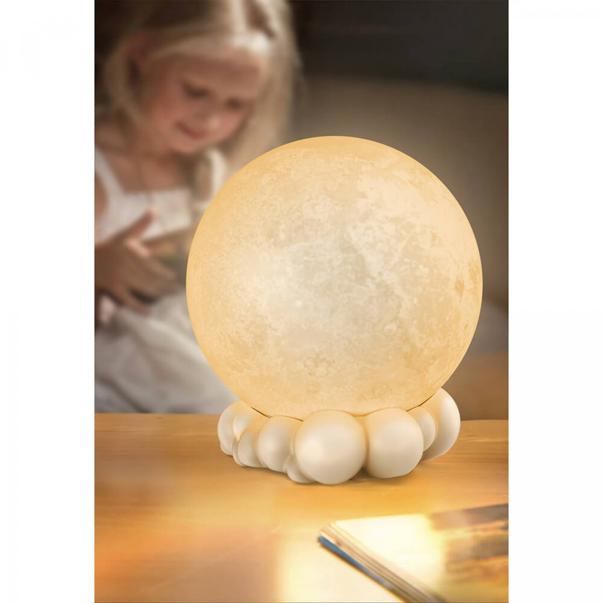 Mondförmige Lampe auf einem Tisch, Mädchen im Hintergrund. Warme Beleuchtung.