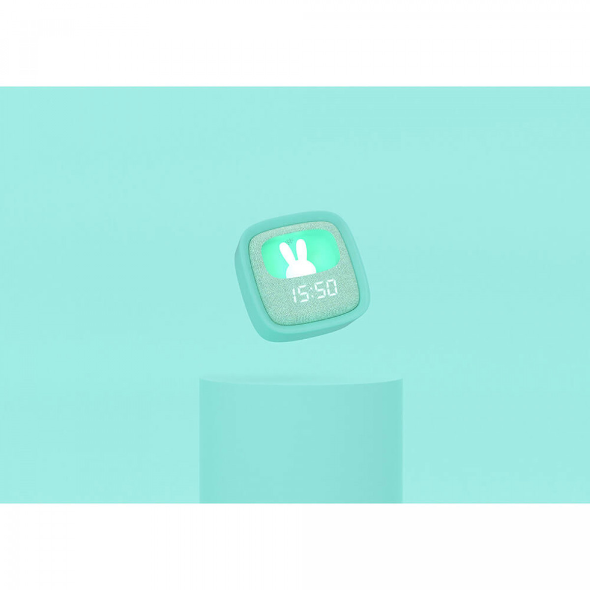 Eine Digitaluhr auf einem mintgrünen Ständer, mit einem Hasen-Symbol und Zeit.