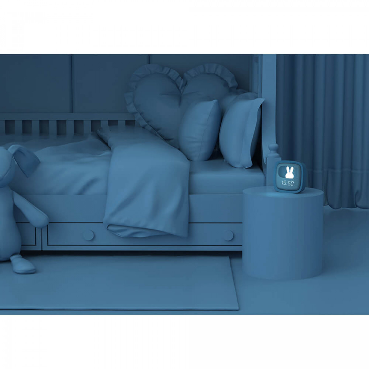 Un comodino con una sveglia a forma di coniglio illuminata di notte. Un letto e cuscini sullo sfondo.