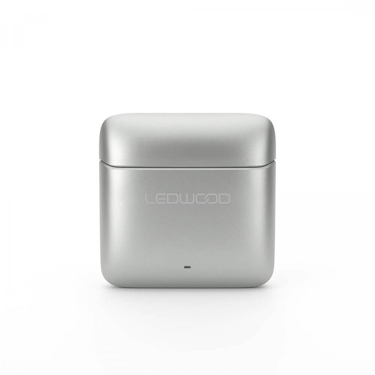 Una custodia di ricarica per auricolari wireless argentata e quadrata su sfondo bianco.