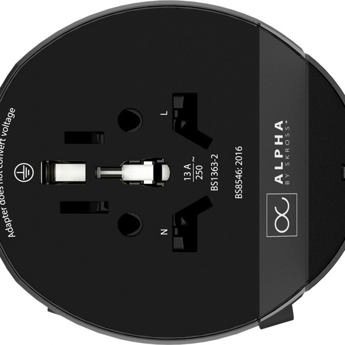 Schwarzer Reiseadapter mit verschiedenen Steckertypen, Draufsicht. Text: Adapter wandelt keine Spannung.