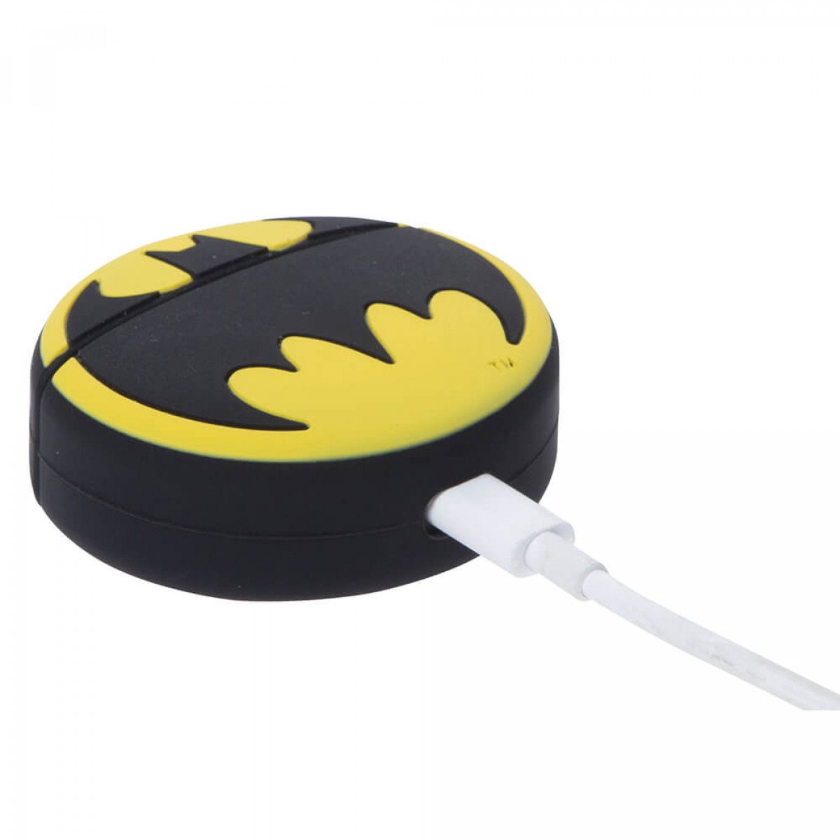 Un caricatore rotondo con il logo di Batman nero e giallo con un cavo bianco.