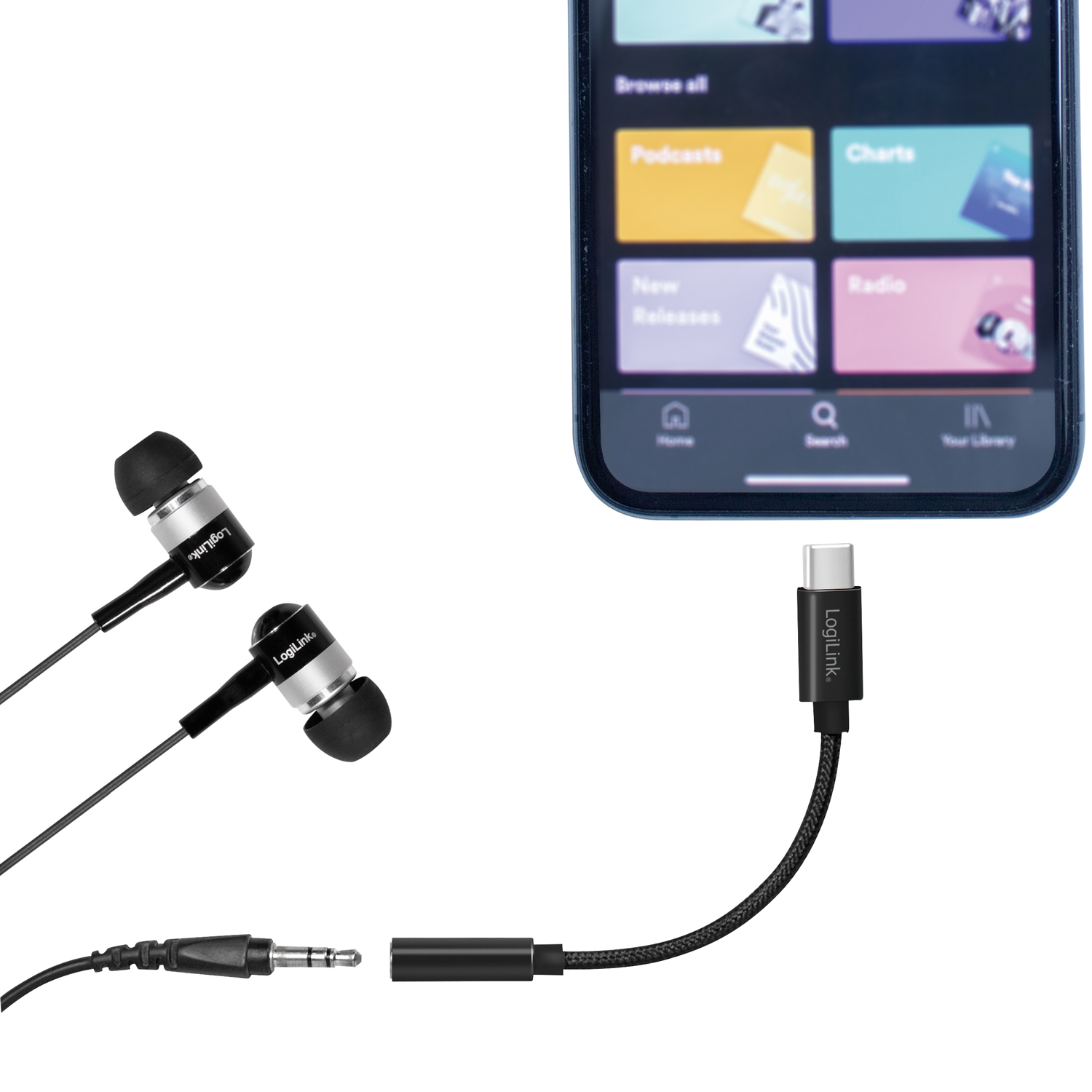 Kopfhörer, ein Adapter und ein Telefon mit einer Musik-App auf dem Bildschirm.