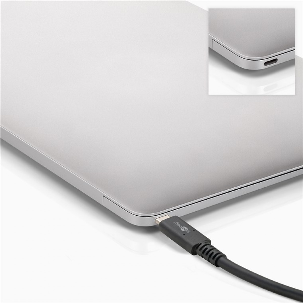 Ein Laptop mit eingestecktem Kabel, das den Anschluss und eine Nahaufnahme des Kabels zeigt.