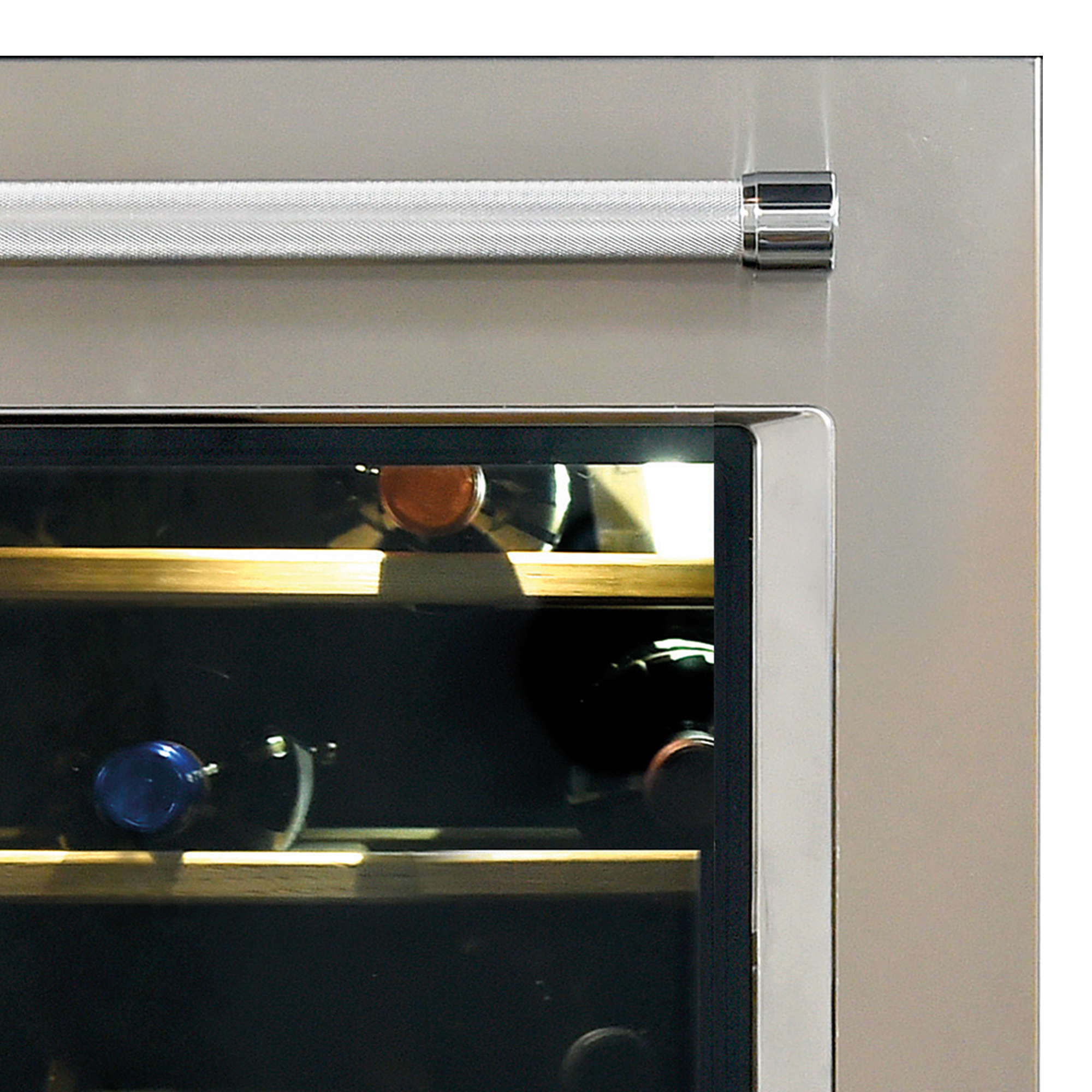 Porta del refrigeratore per vino in acciaio inossidabile con ripiani in legno e bottiglie di vino visibili.