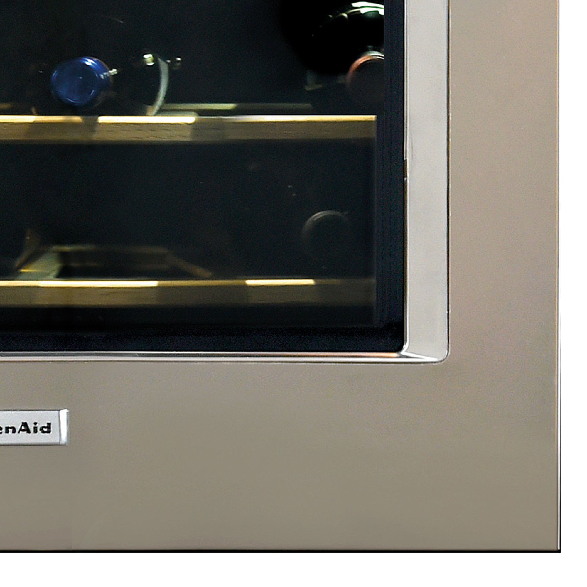 Primo piano di una porta di un refrigeratore per vini in acciaio inossidabile con logo 'KitchenAid'.