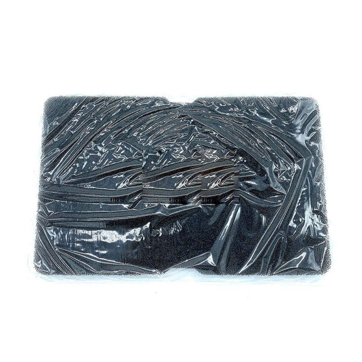 Czarna pianka, zapakowana w przezroczysty plastik.