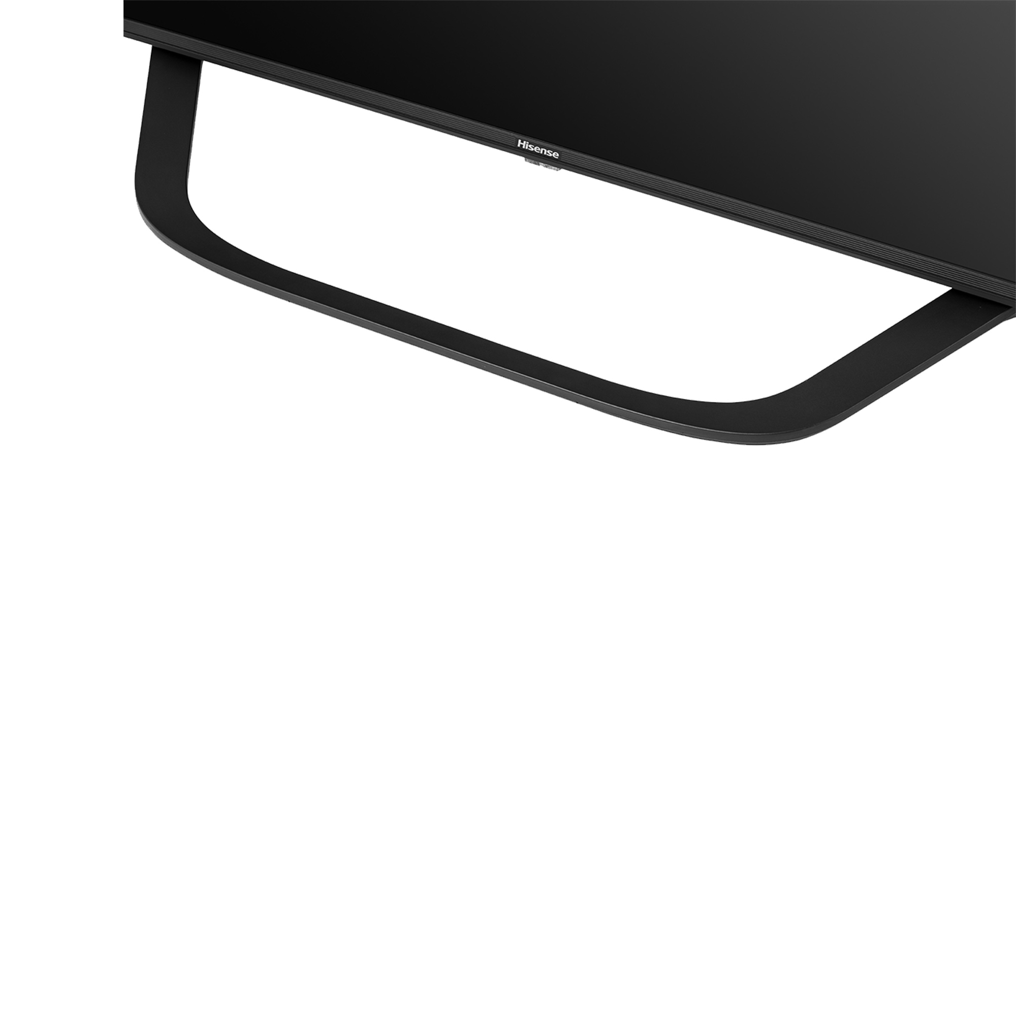 Zbliżenie na podstawę telewizora. Czarna, zakrzywiona podstawa z marką 'Hisense'.
