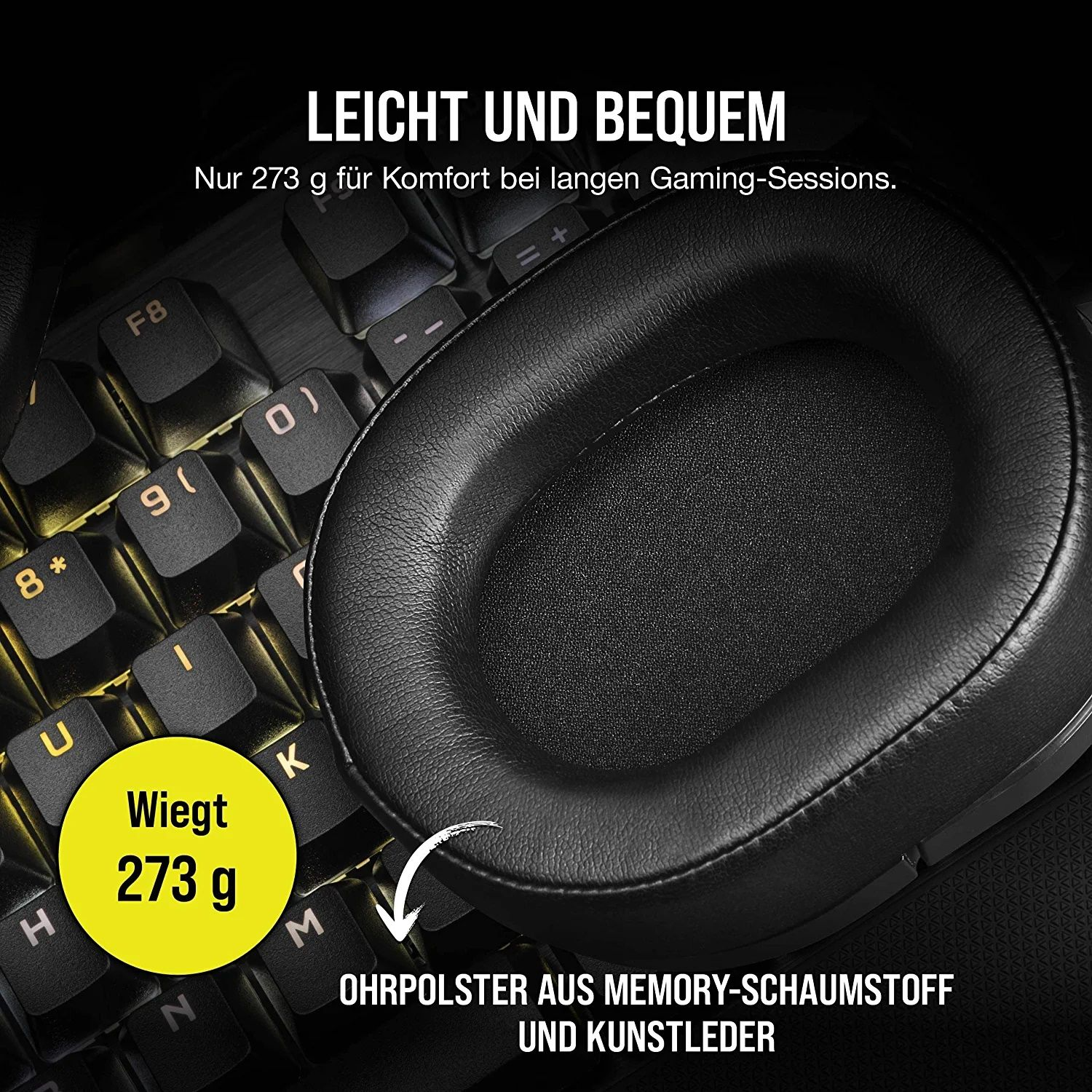 Schwarzes Headset mit Memory-Foam-Ohrpolstern auf einer Tastatur, Text und Pfeil.