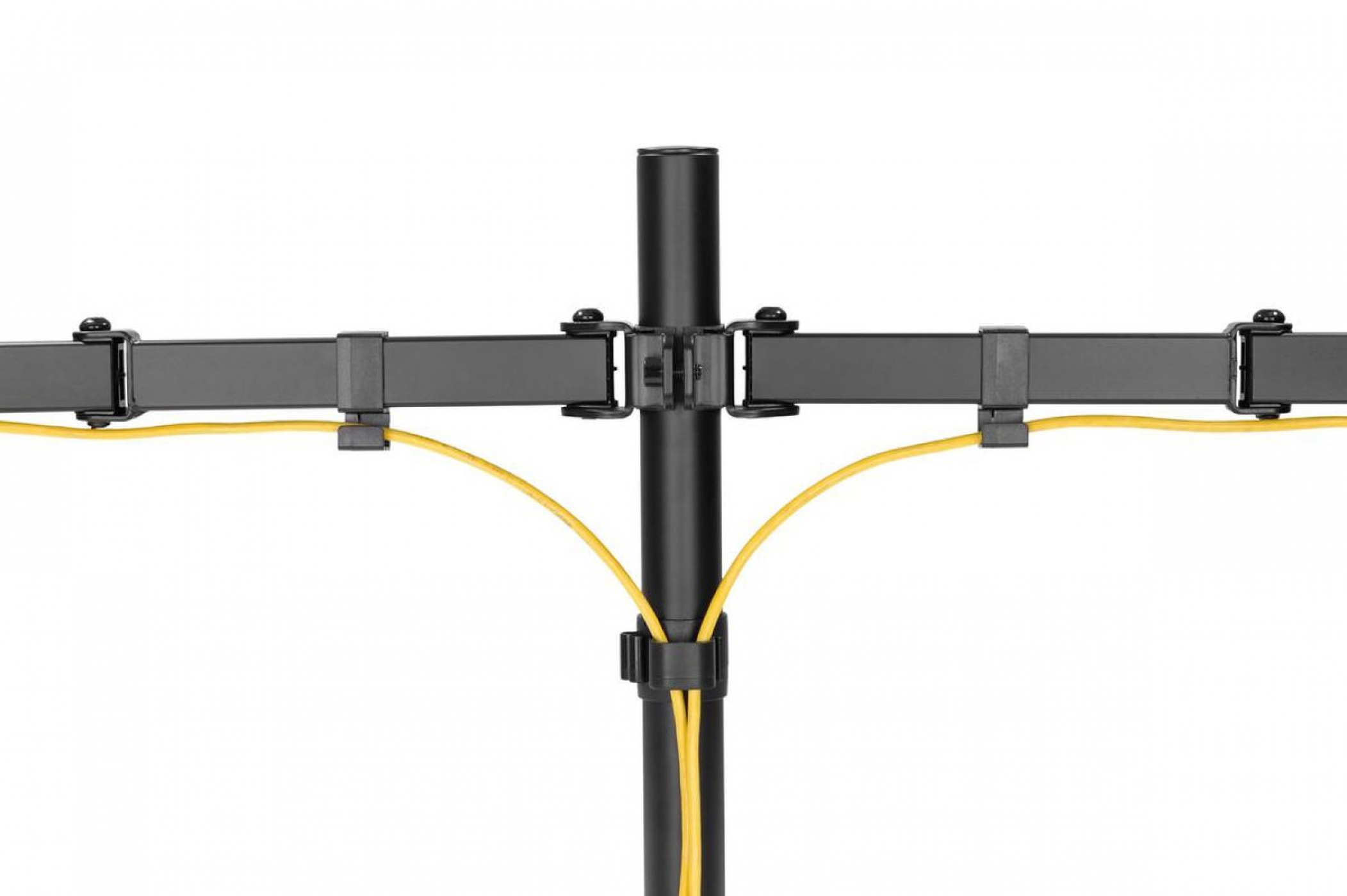 Monitorständer mit zwei Monitoren. Gelbe Kabel sind mit dem Ständer verbunden.