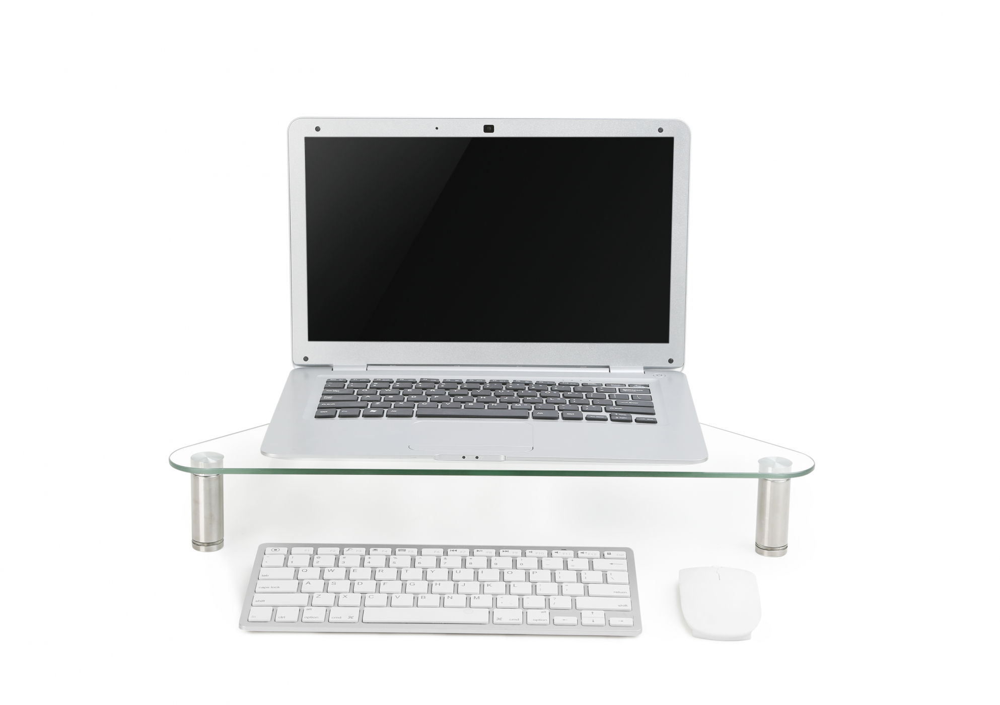 Ein Laptop steht auf einem Glasständer über Tastatur und Maus.