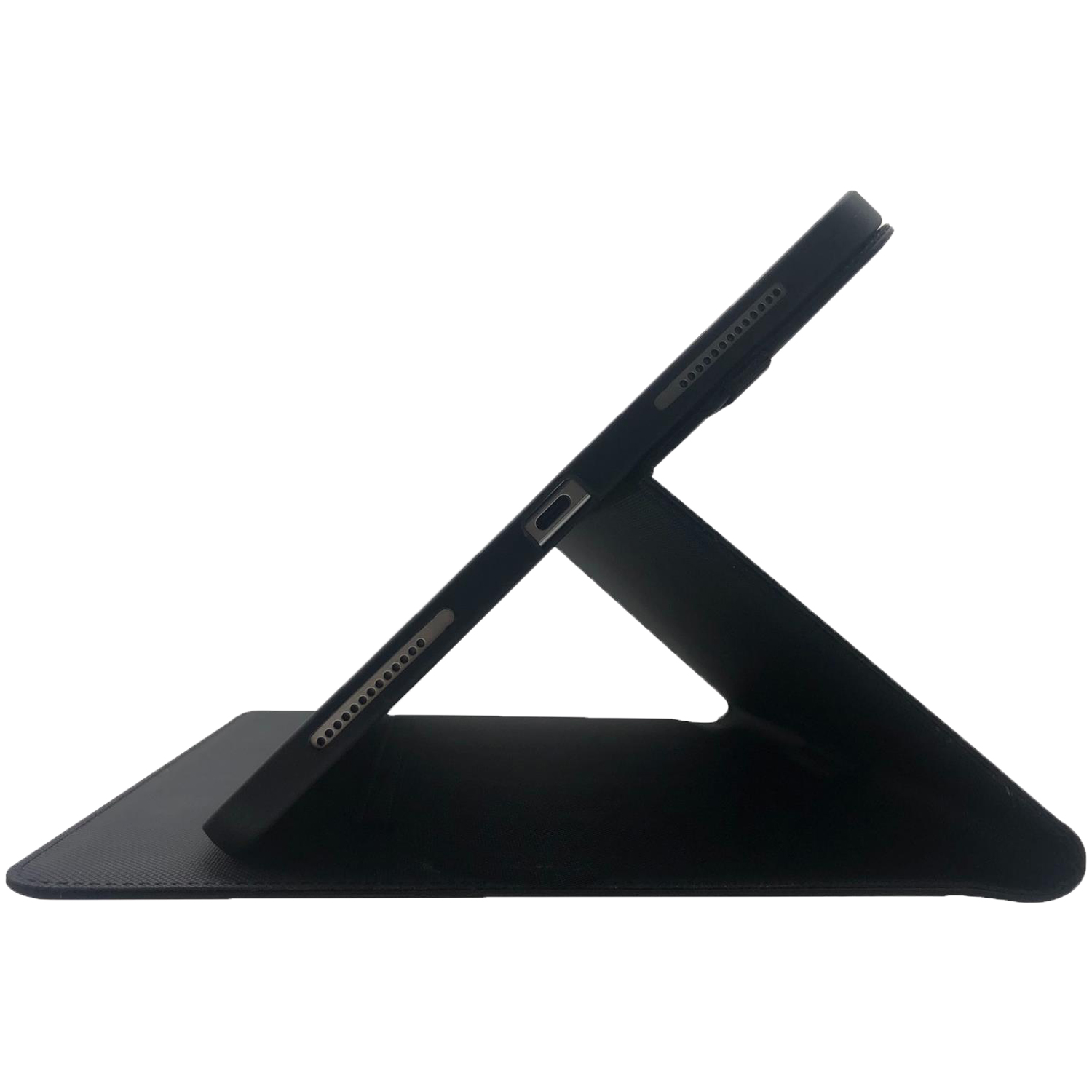 Schwarzes iPad in einer schwarzen Standtasche, schräg gestellt, Seitenansicht.