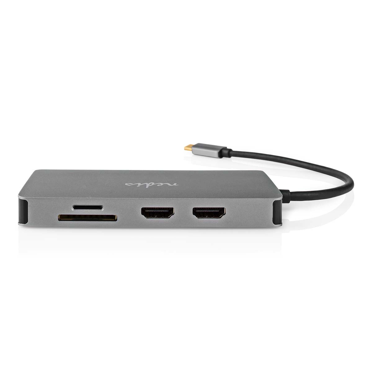 Een zilveren hub met meerdere poorten en een zwarte kabel, op een wit oppervlak.