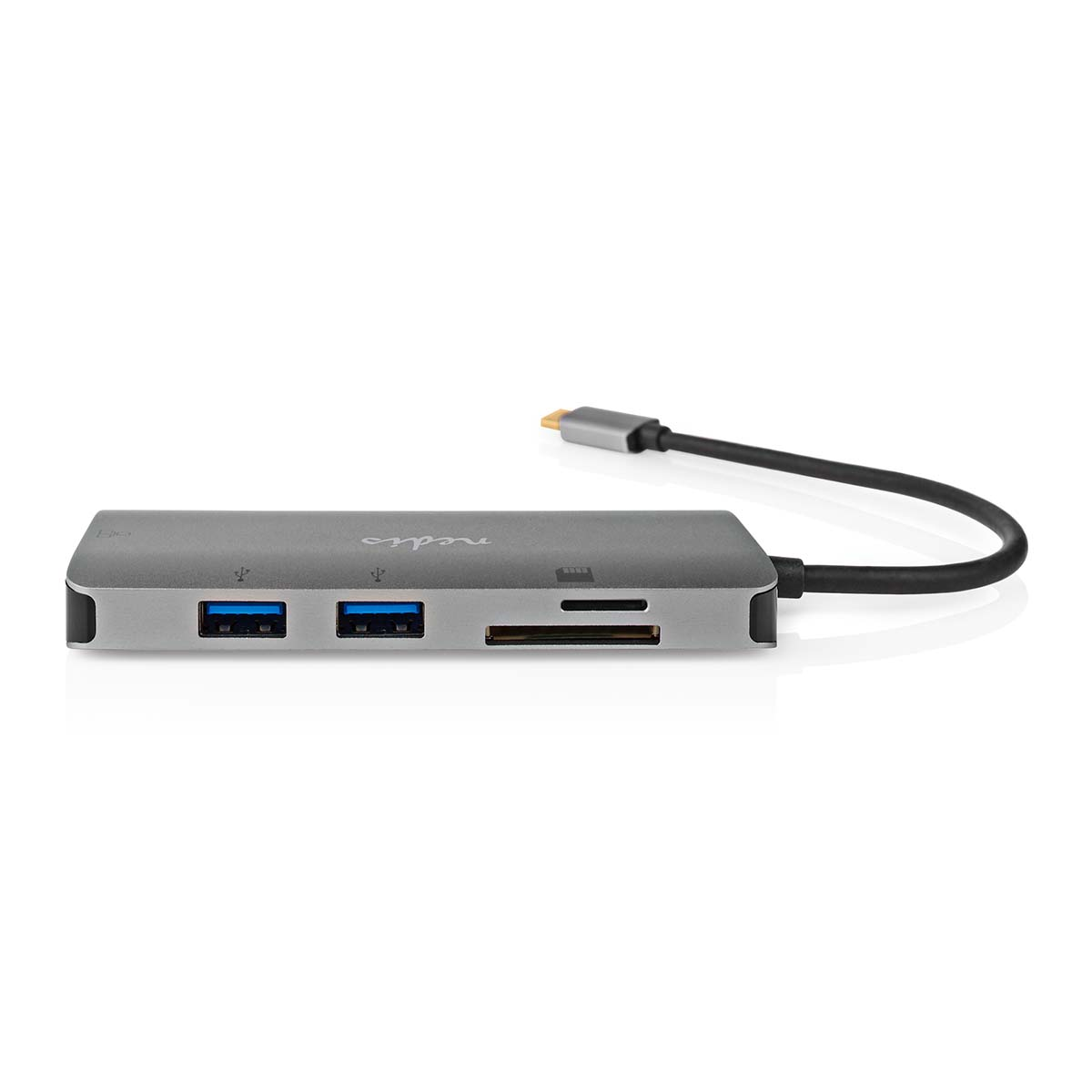 Een zilveren USB-C-hub met poorten en een kabel, op een witte achtergrond.