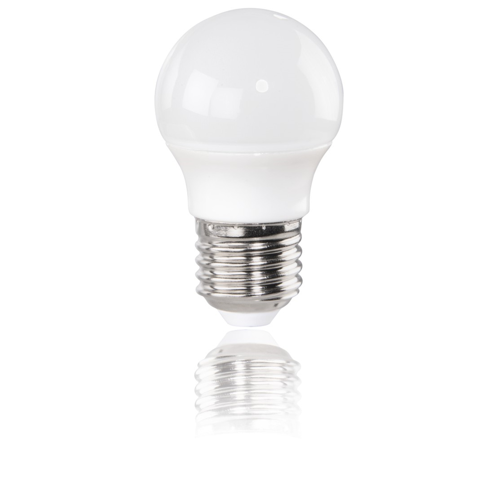 Una lampadina a LED bianca con base argentata su sfondo bianco.