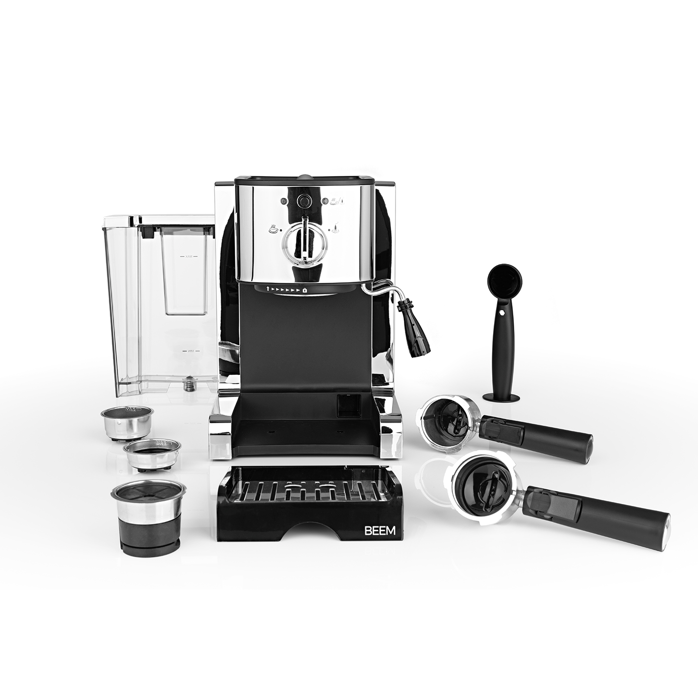 Ekspres do kawy z akcesoriami. Jest srebrny i czarny, z widocznym zbiornikiem na wodę i kolbami.