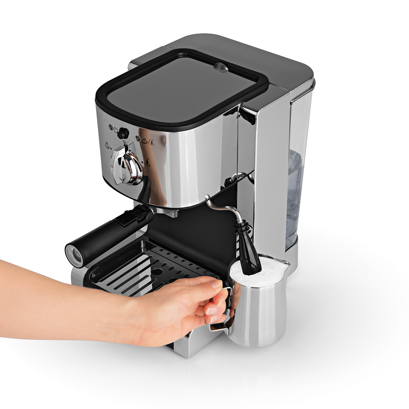 Chromowany ekspres do kawy. Ręka trzyma dzbanek na mleko ze stali nierdzewnej. Białe tło.