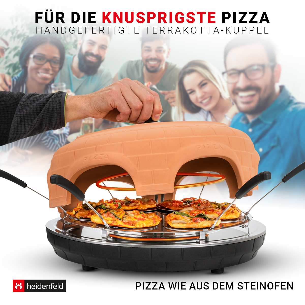 Ein Pizzaofen mit Pizzas darin. Menschen lächeln im Hintergrund.