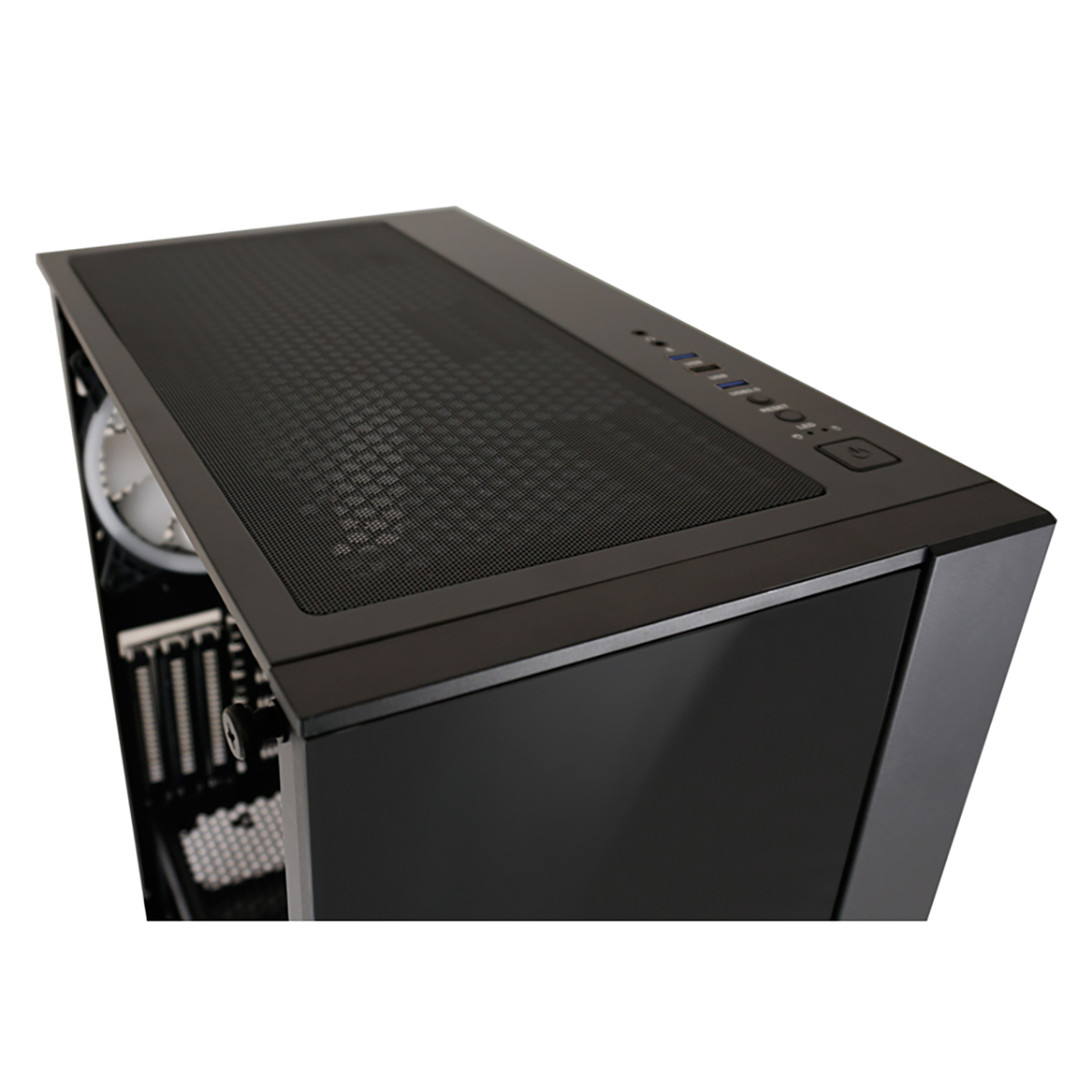 Ein schwarzes Computergehäuse mit Mesh-Oberteil und Power-Taste. Die Seite ist Glas.