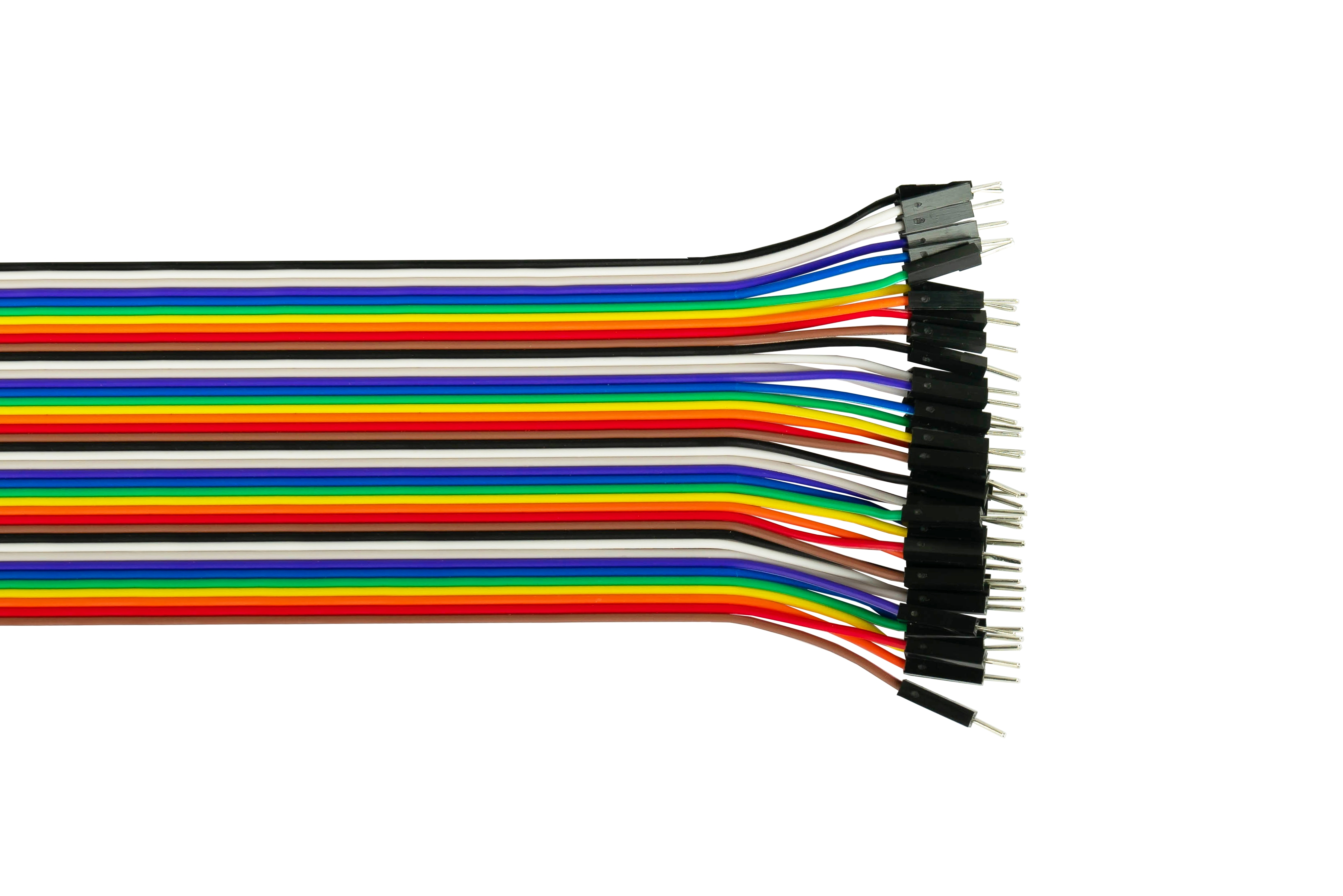 Mehrfarbige Flachbandkabel mit schwarzen Steckern auf weißem Hintergrund.