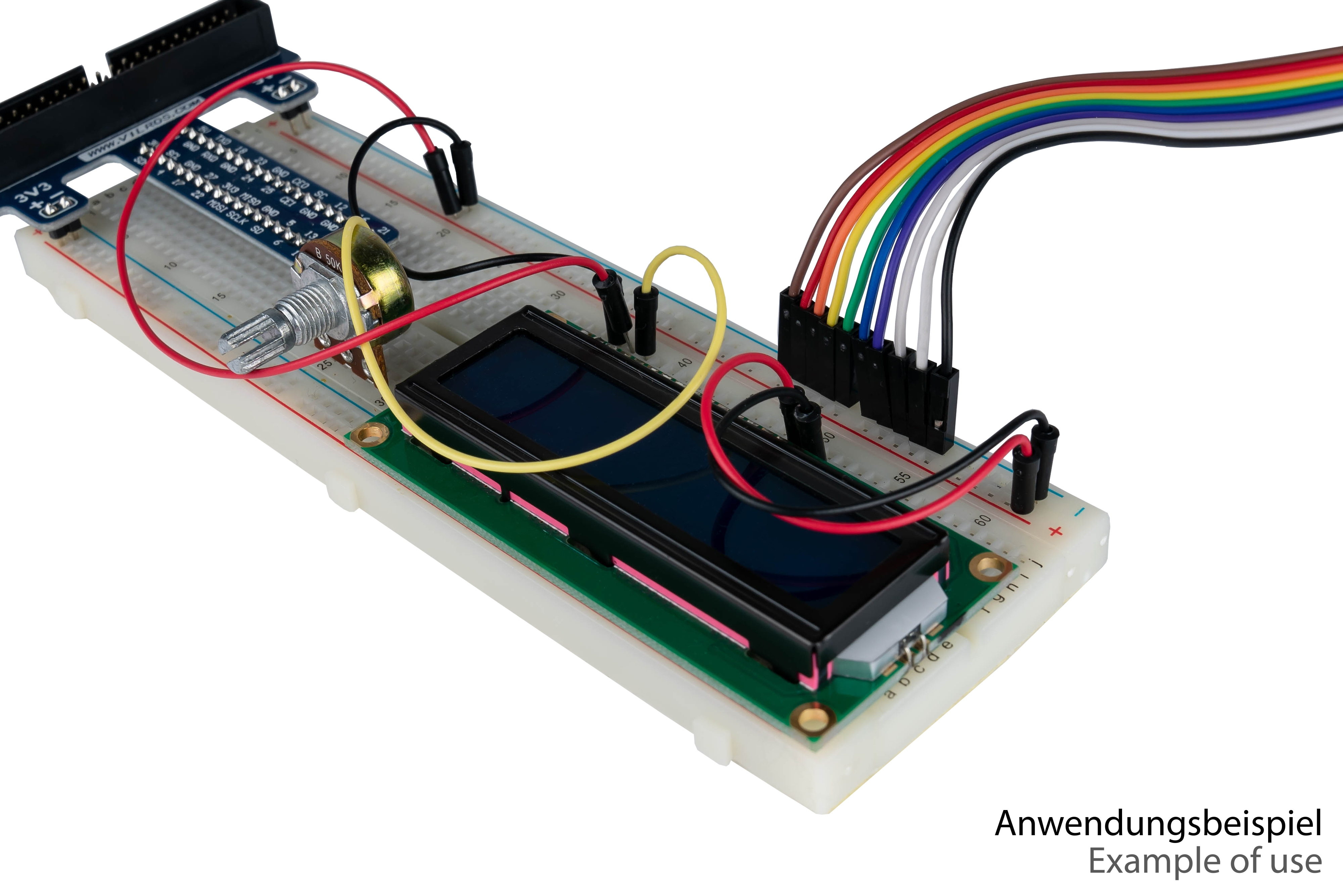 Breadboard mit Komponenten und Drähten. LCD-Bildschirm und andere elektronische Teile sind sichtbar.
