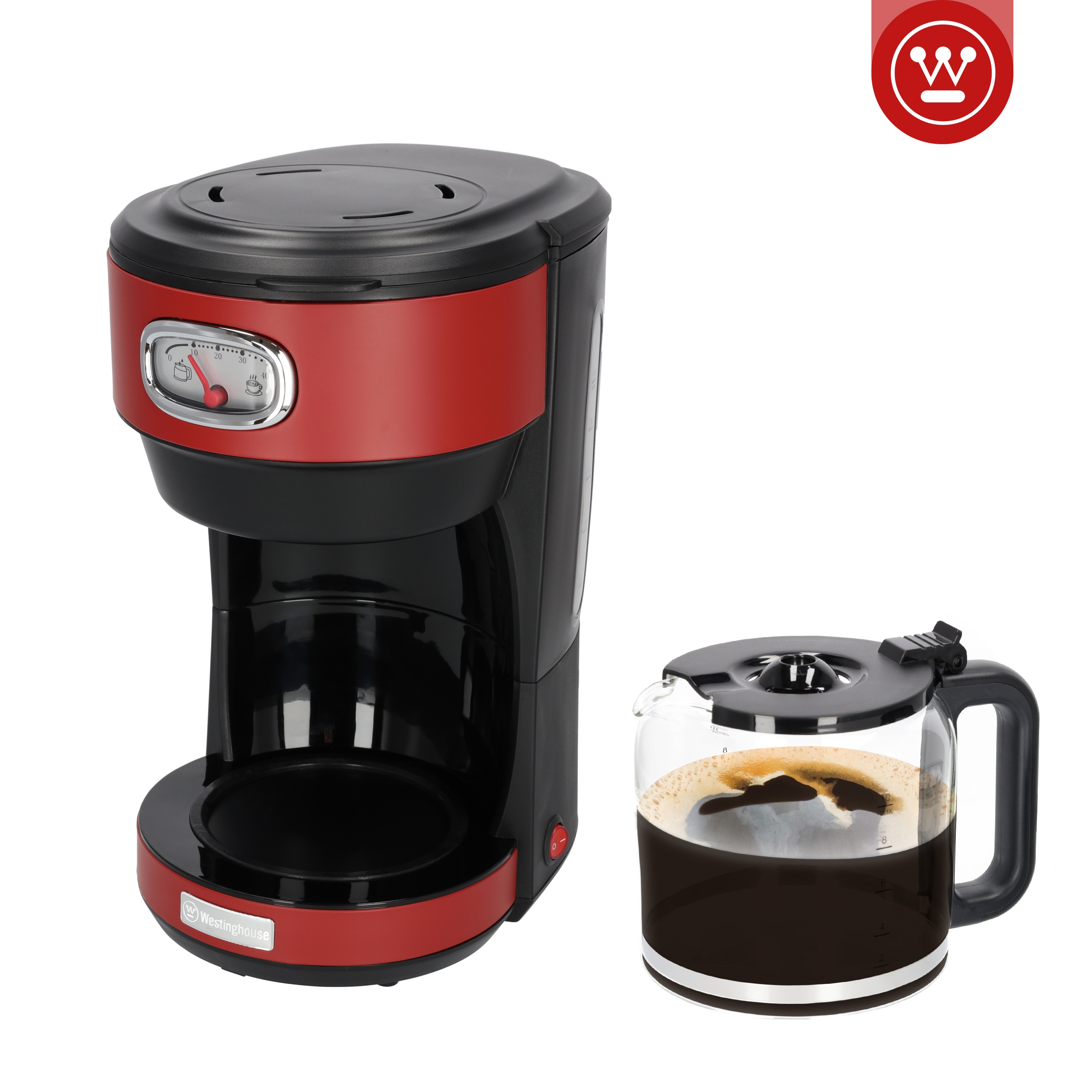 Eine rot-schwarze Kaffeemaschine mit einer Glaskaraffe, gefüllt mit Kaffee.