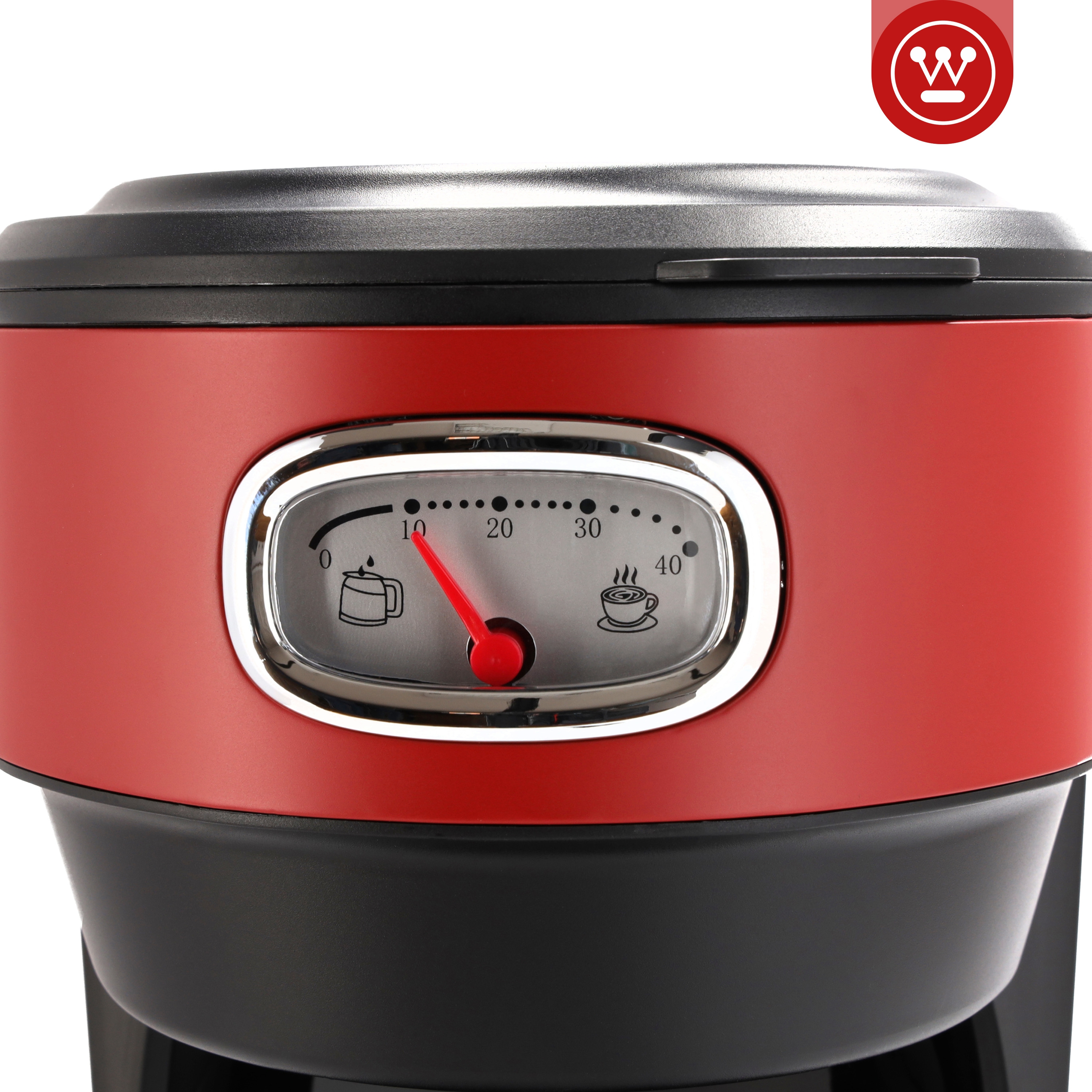 Nahaufnahme einer rot-schwarzen Kaffeemaschine. Anzeige mit Zahlen, weißer Hintergrund.
