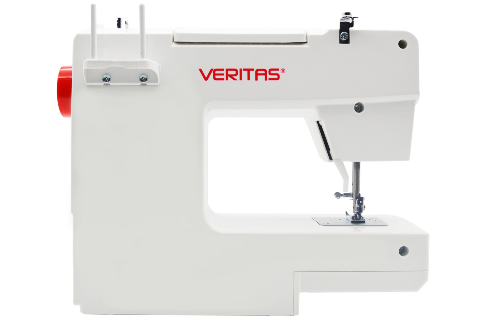 Weiße Nähmaschine mit dem Wort 'VERITAS' in Rot, isoliert auf weißem Hintergrund.