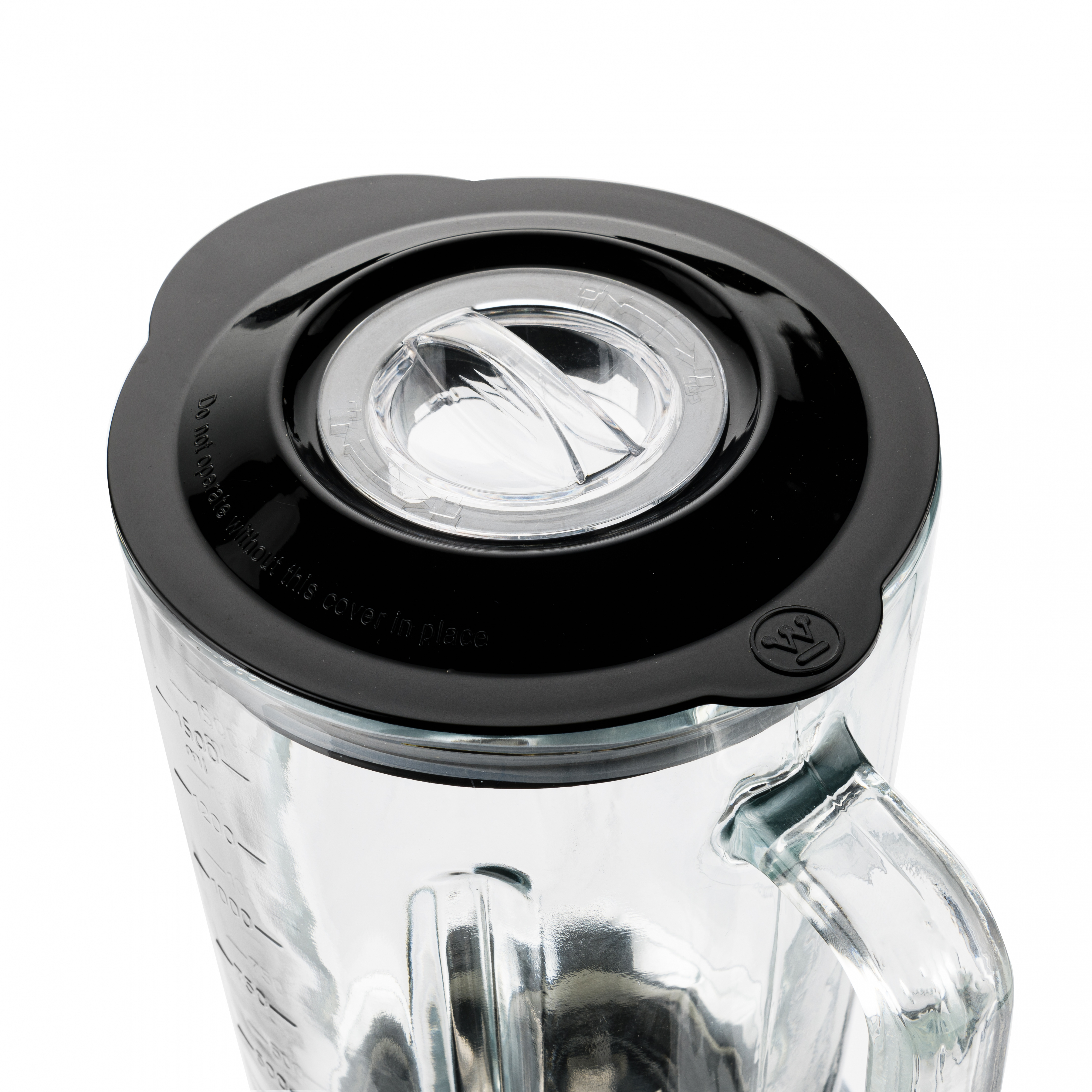 Nahaufnahme eines Glasbehälters und eines schwarzen Deckels eines Mixers. Der Deckel hat eine transparente Mitte und ein kleines Logo.