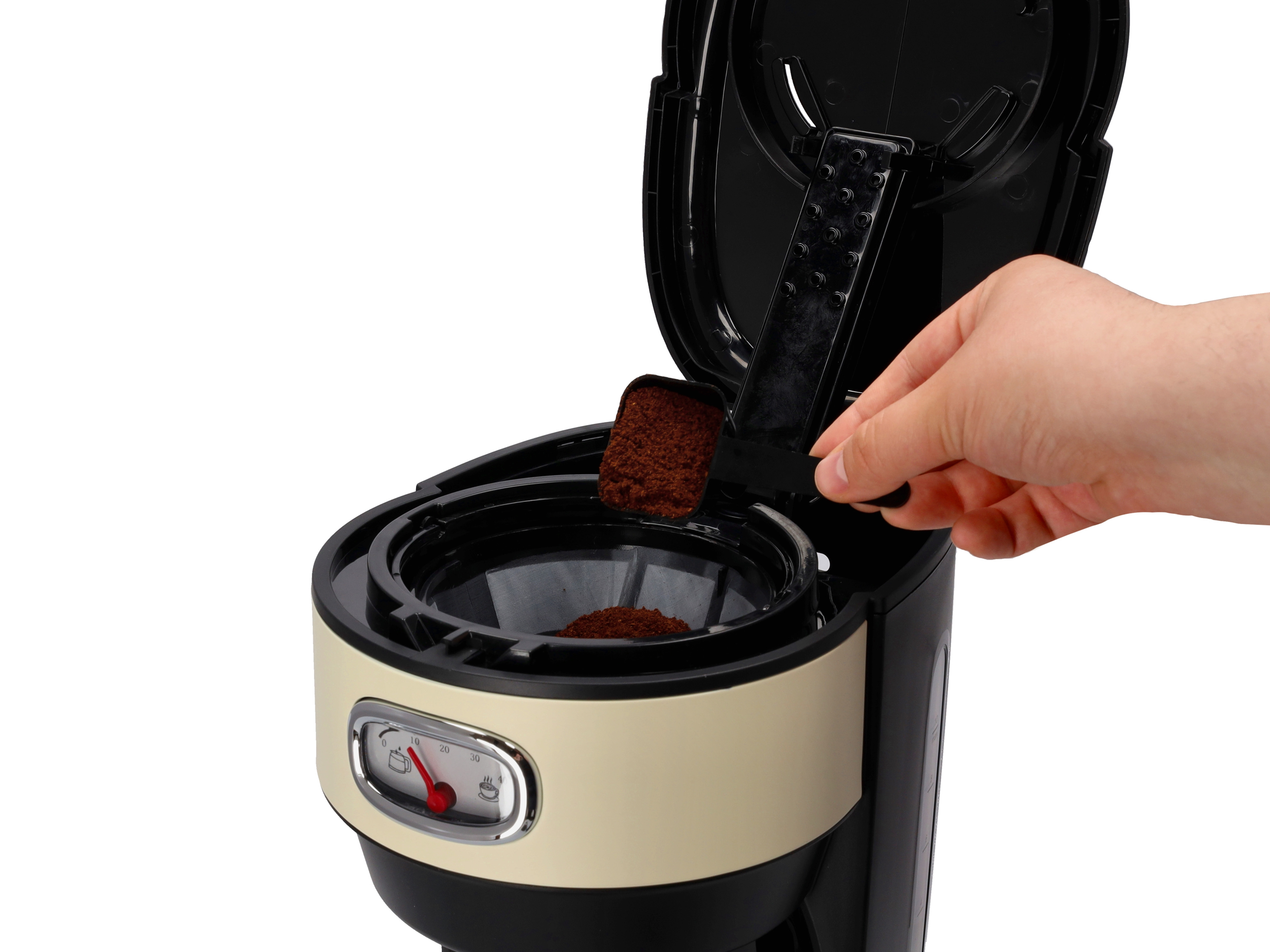 Eine Person fügt Kaffeepulver in eine beige-schwarze Kaffeemaschine ein.
