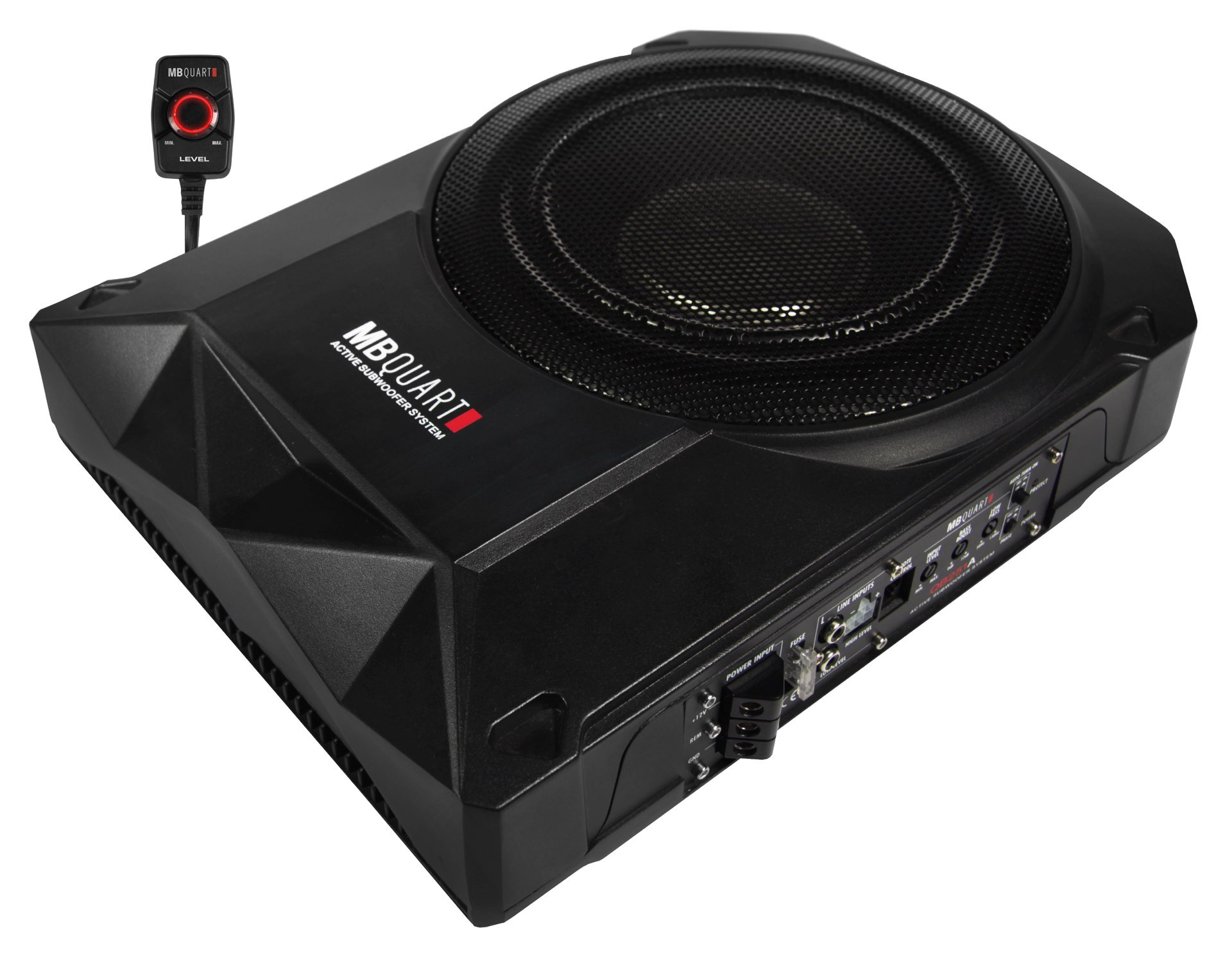 Ein schwarzer MB Quart Subwoofer mit angeschlossenem Bedienfeld auf weißem Hintergrund.