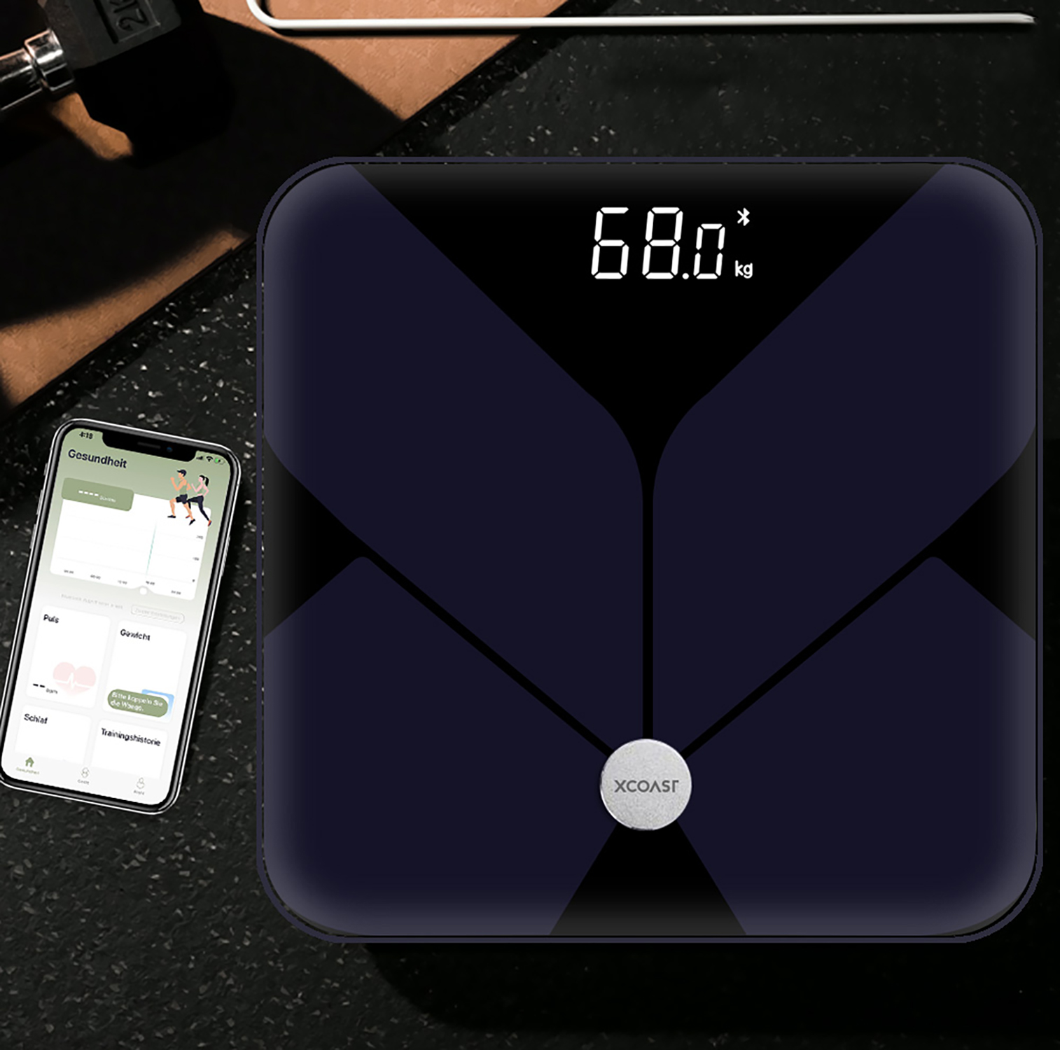 Schwarze Waage mit digitaler Anzeige, die das Gewicht anzeigt, und ein Telefon mit Gesundheitsdaten.