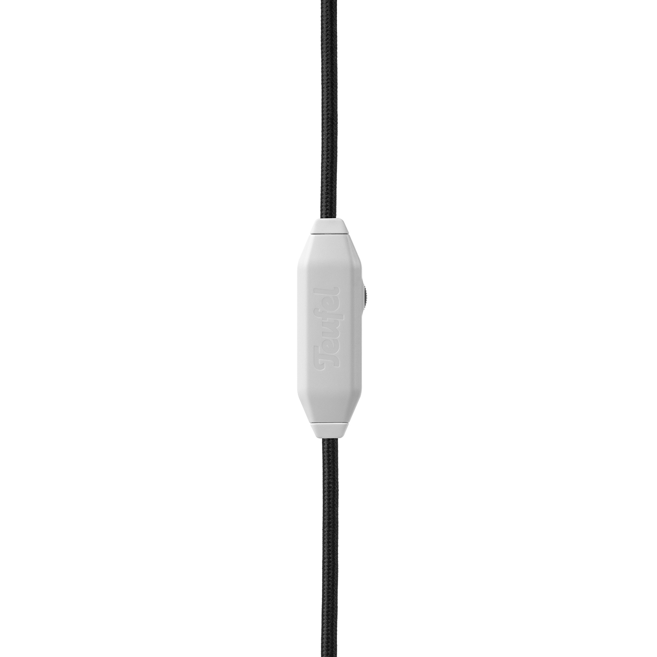 Un cavo bianco e nero con un controllo rettangolare bianco con il logo Teufel.