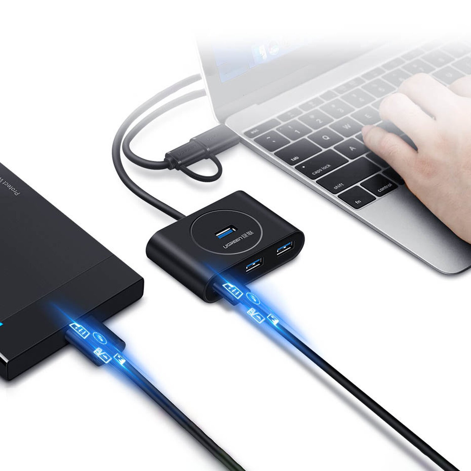 Schwarzer USB-Hub, an Laptop und externe Festplatte angeschlossen, Datenübertragungssymbole sichtbar.