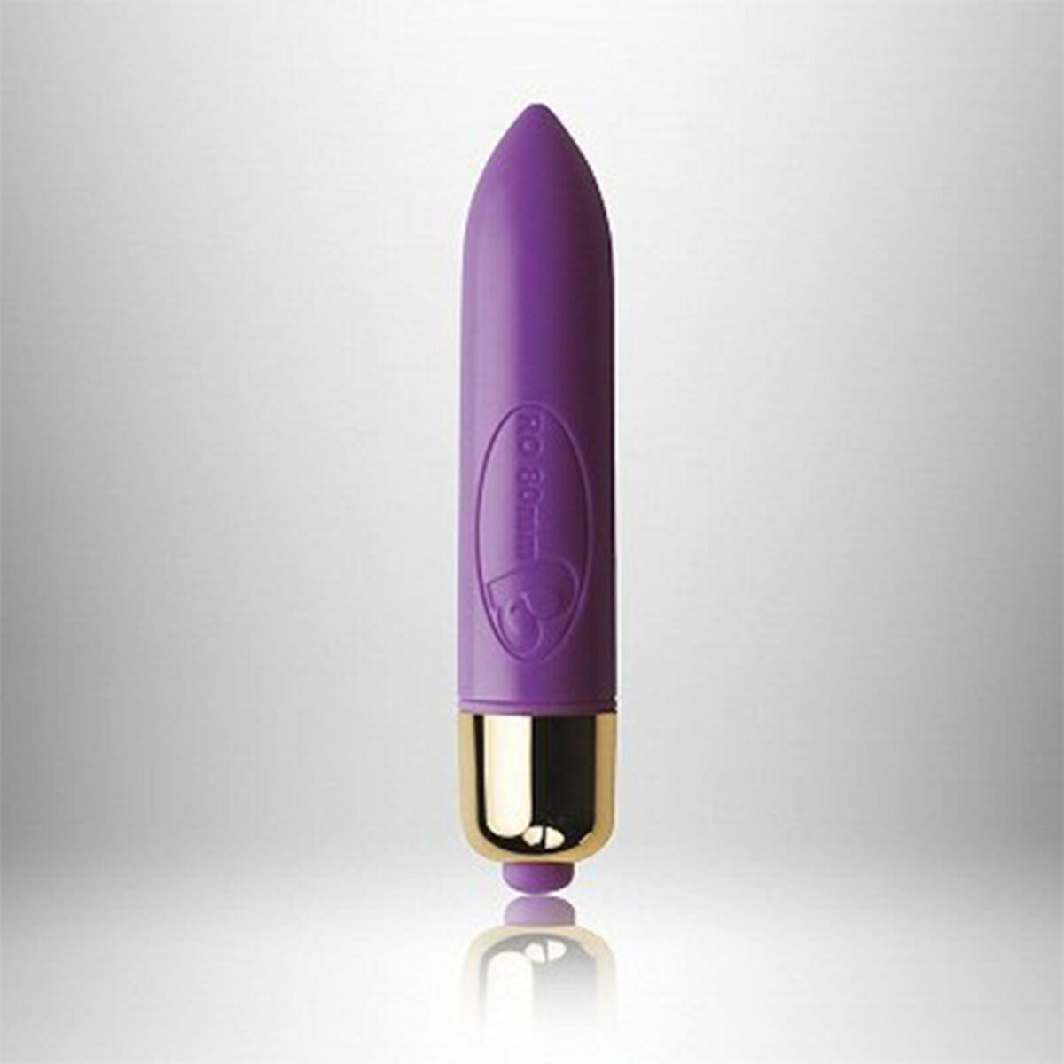 Ein violetter Vibrator mit goldenem Sockel, der sich auf einer Oberfläche spiegelt.