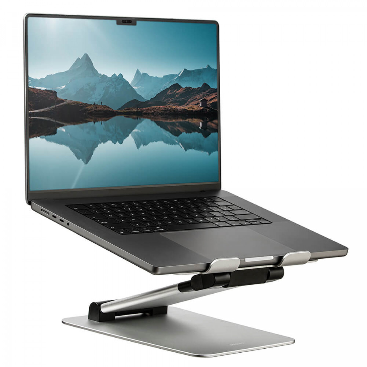 Silberner Laptop auf Ständer. Display zeigt Berge. Schwarze Tastatur. Ständer ist silber und schwarz.