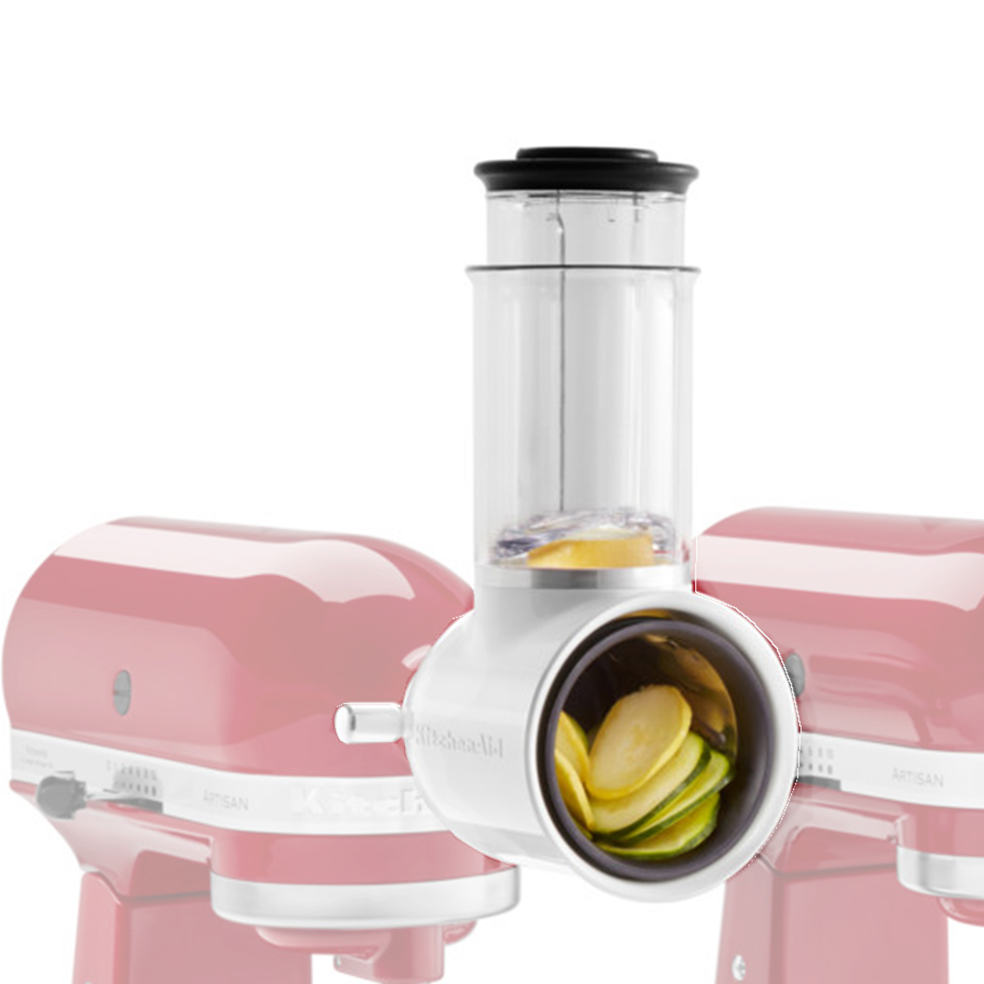 Weißer KitchenAid-Aufsatz mit Zucchinischeiben, an einem roten KitchenAid-Mixer.