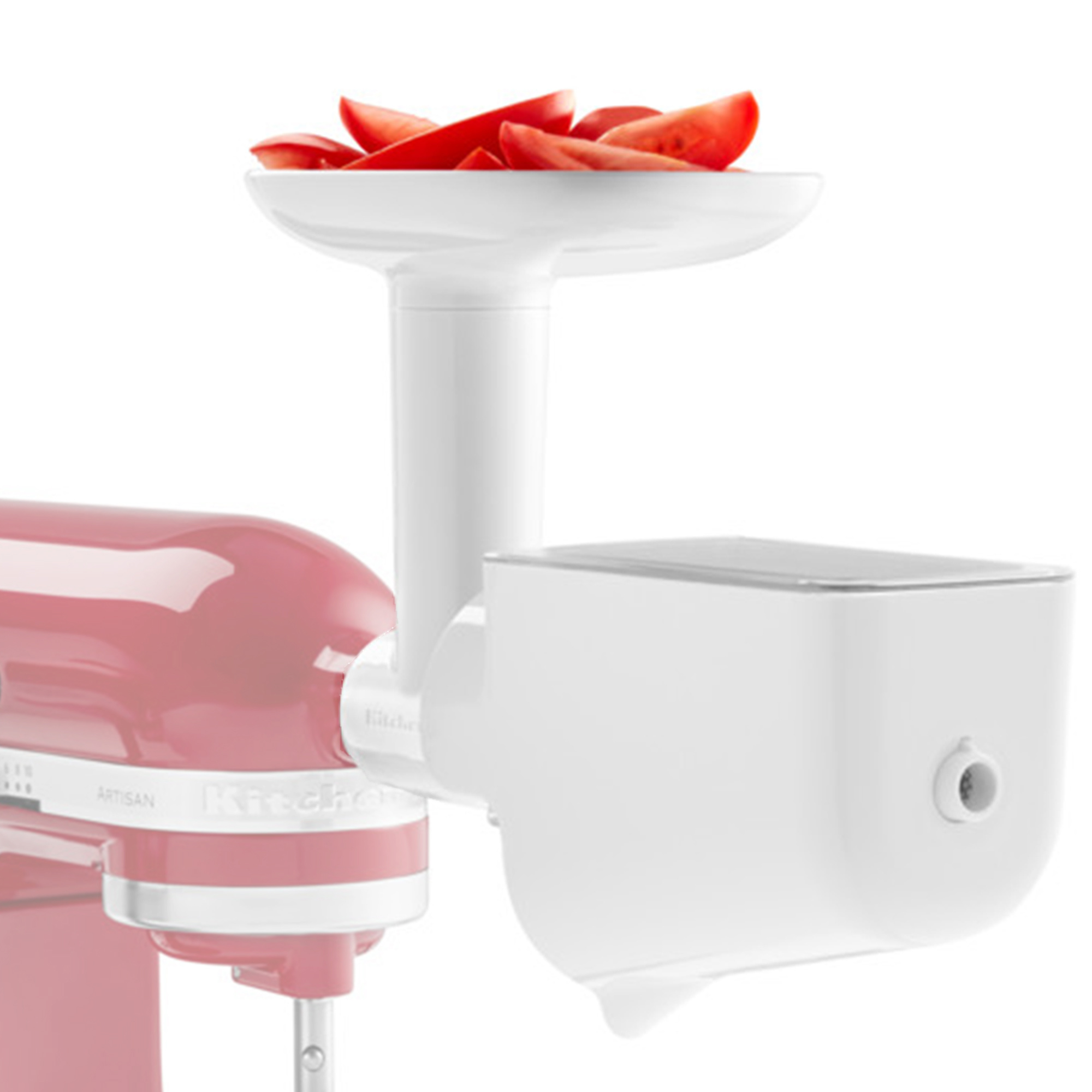 KitchenAid-Mixer mit einem weißen Fleischwolfaufsatz und roten Tomaten in einem Tablett.