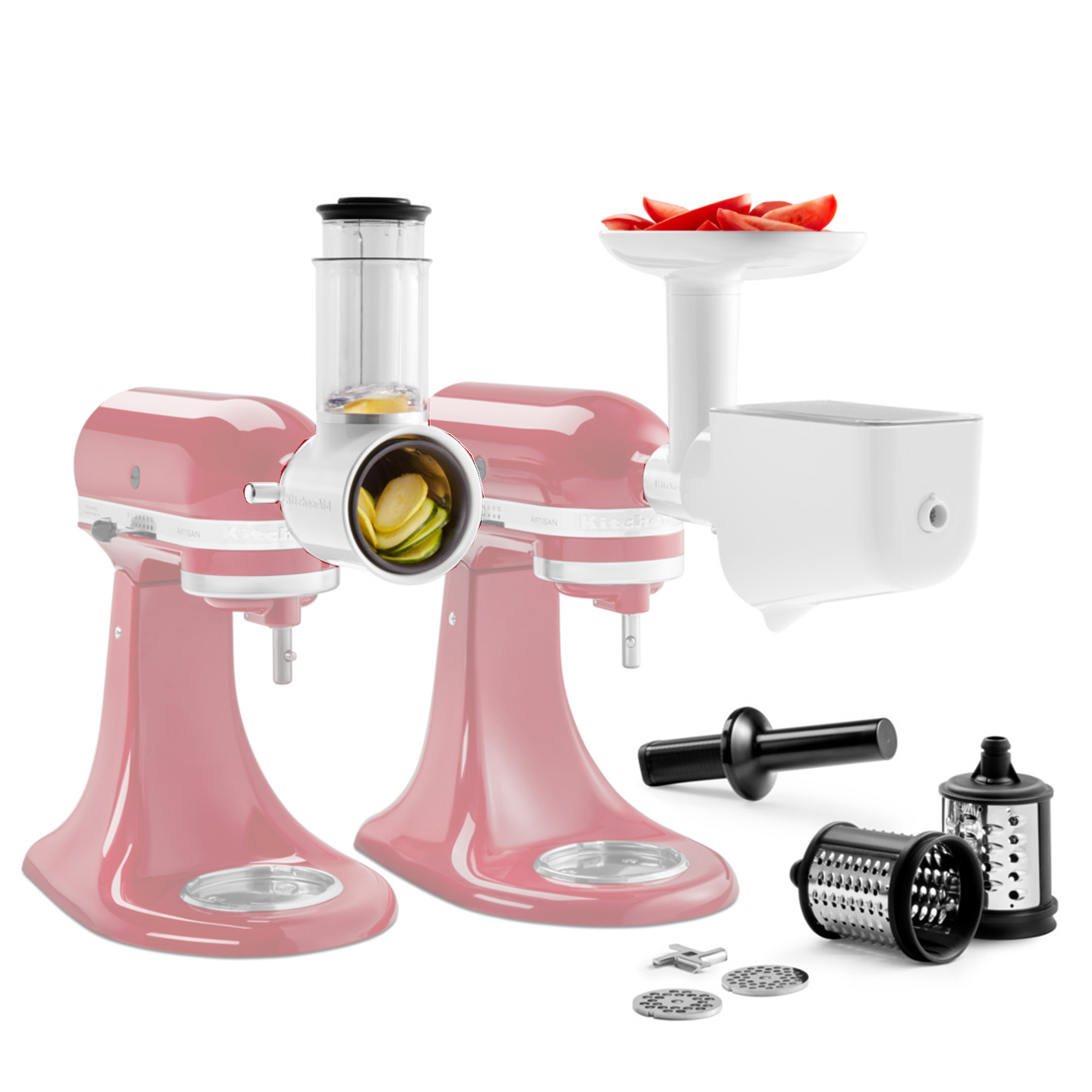 Rosa KitchenAid-Mixer mit Aufsätzen: Reibe, Schneider und Fleischwolf. Geschnittenes Gemüse befindet sich in der Reibe.