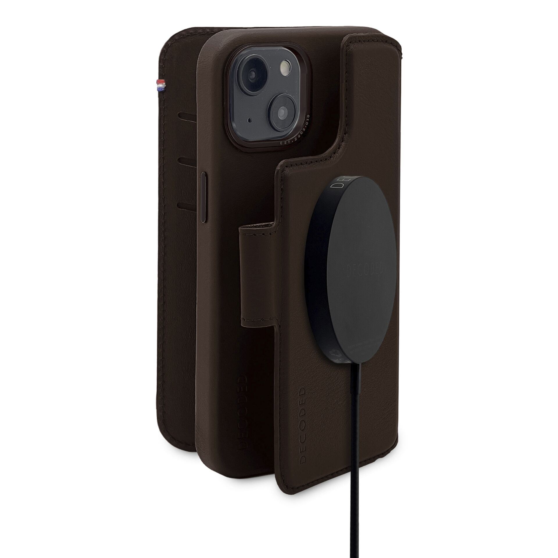 Eine braune Leder-Handyhülle mit einem Telefon darin. Schwarzes Ladegerät ist angebracht.