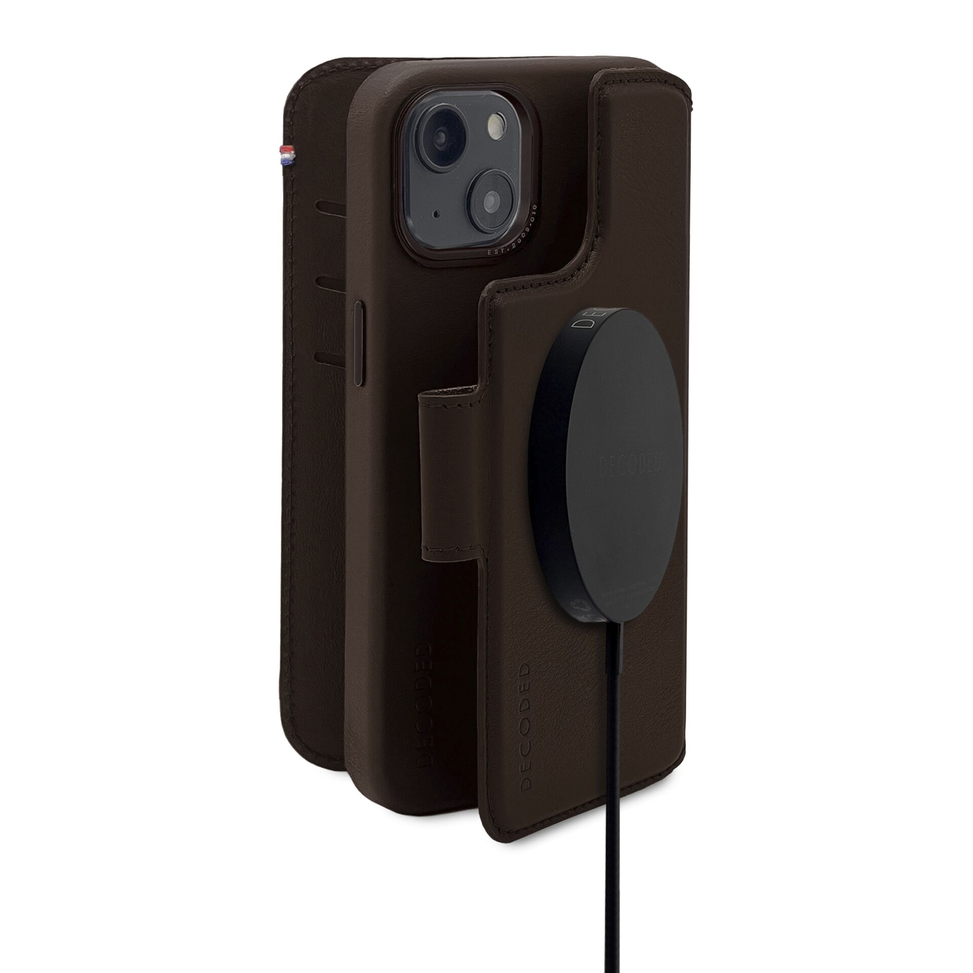 Custodia per telefono in pelle marrone con disco di ricarica nero. Il telefono non è visibile.
