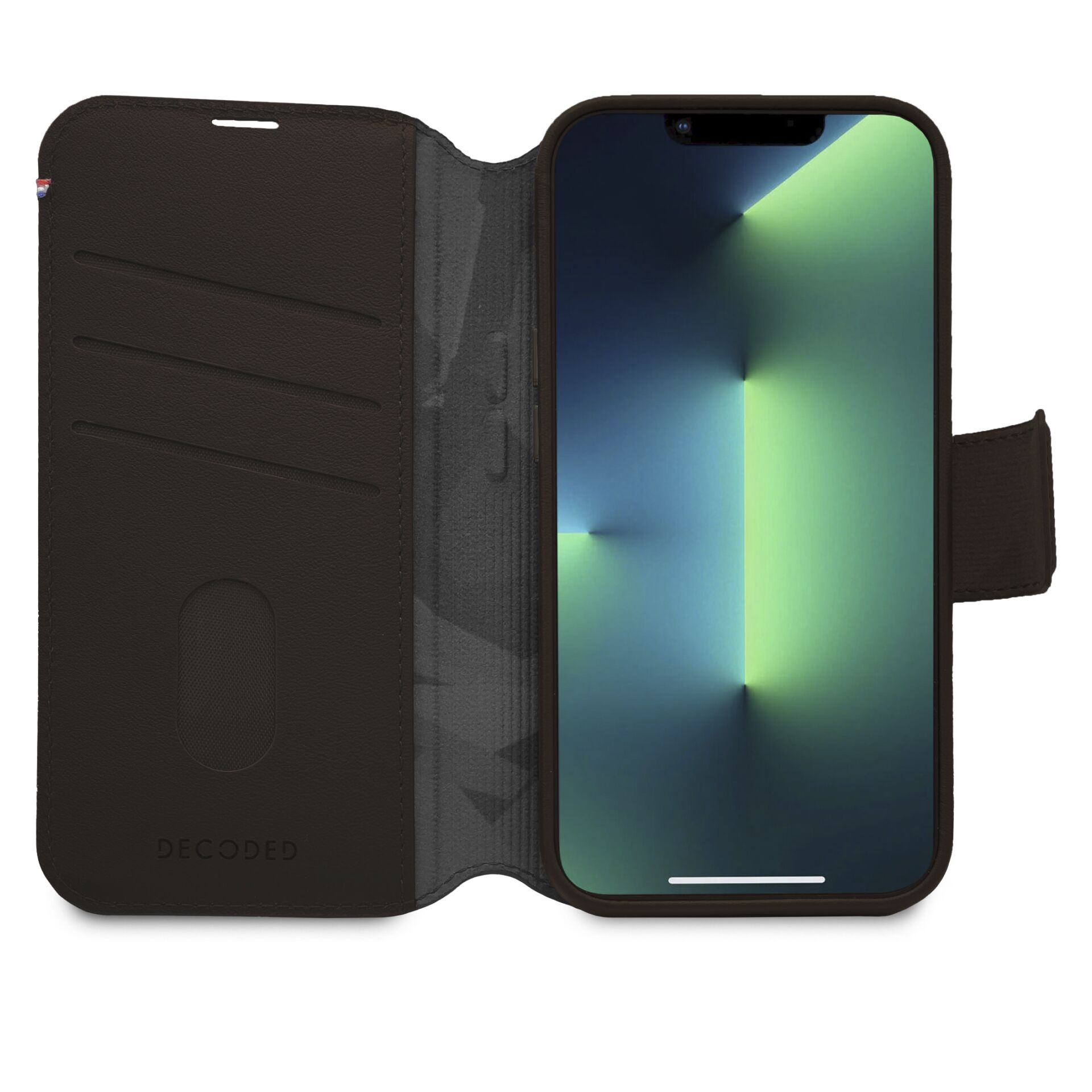 Uno smartphone in una custodia a portafoglio in pelle marrone. Lo schermo del telefono è visibile.