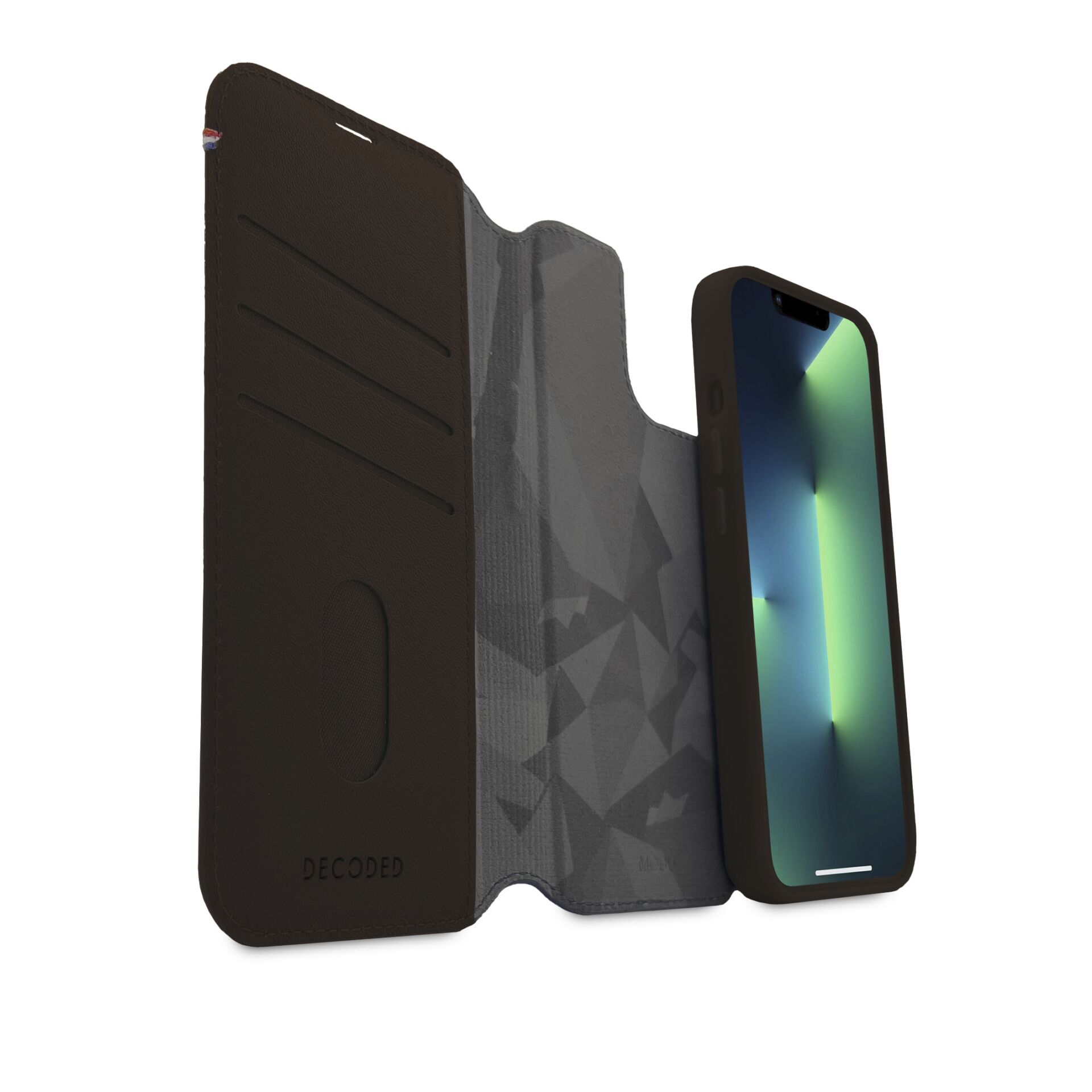 Custodia iPhone in pelle marrone, aperta. Telefono dentro, schermo acceso. Logo Decoded e motivo geometrico.