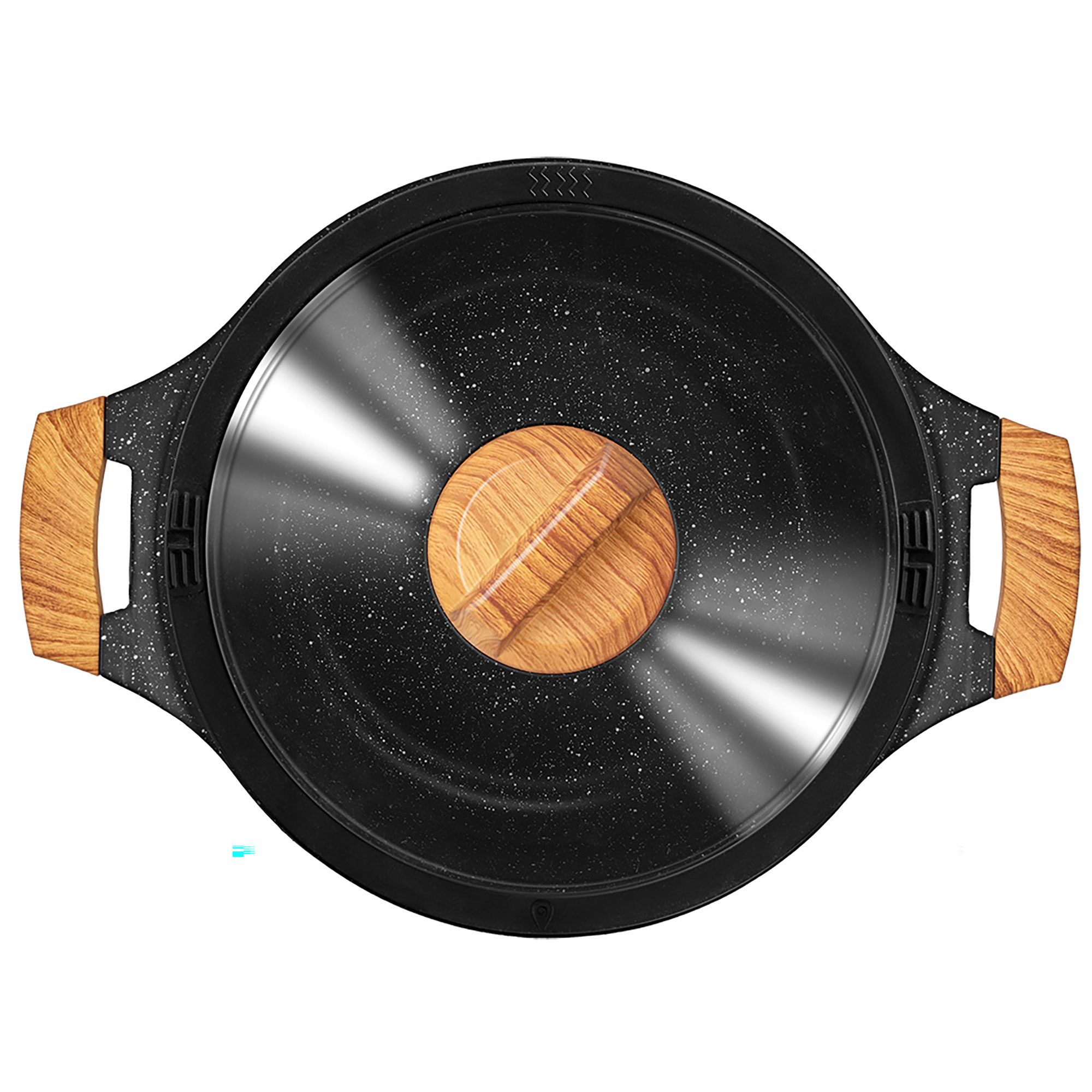 Sartén negra con mango de madera y tapa de madera. Fondo blanco.