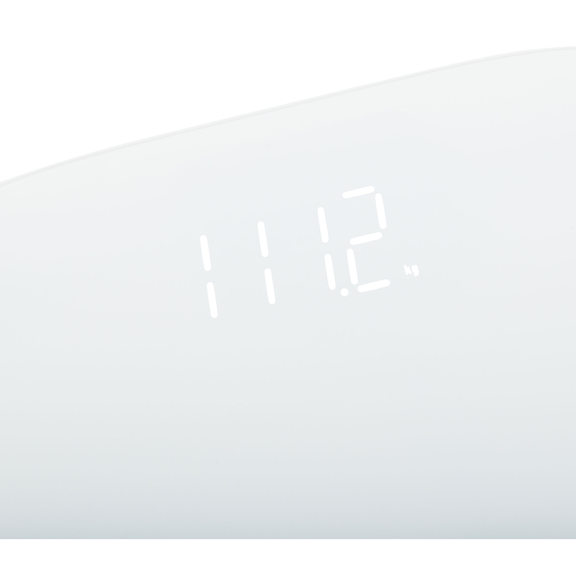 Zbliżenie wagi cyfrowej wyświetlającej 111,2. Powierzchnia jest biała.