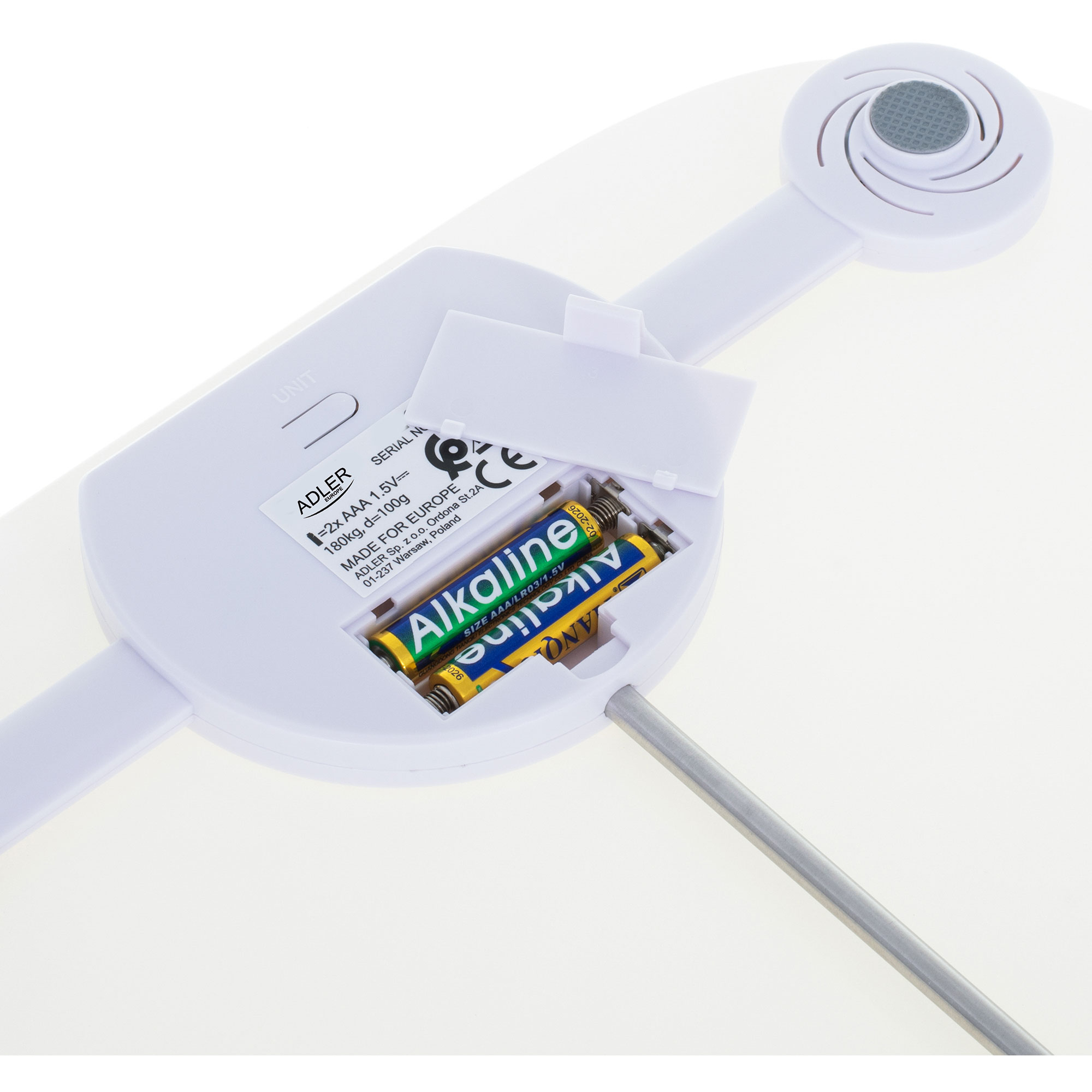 Waga z otwartym miejscem na baterie, pokazująca baterie i termometr.