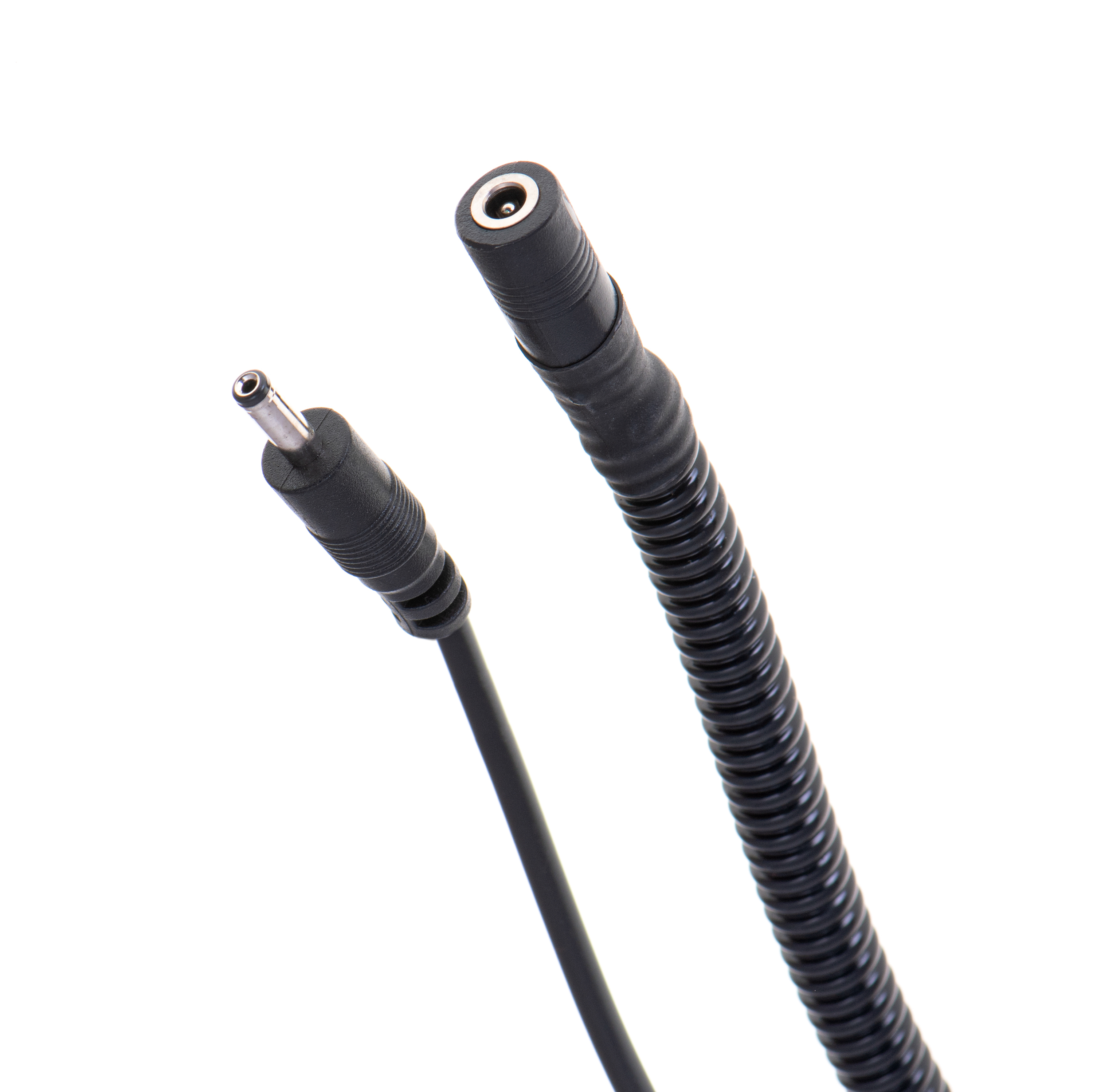 Cable de alimentación negro con dos extremos. Fondo blanco.