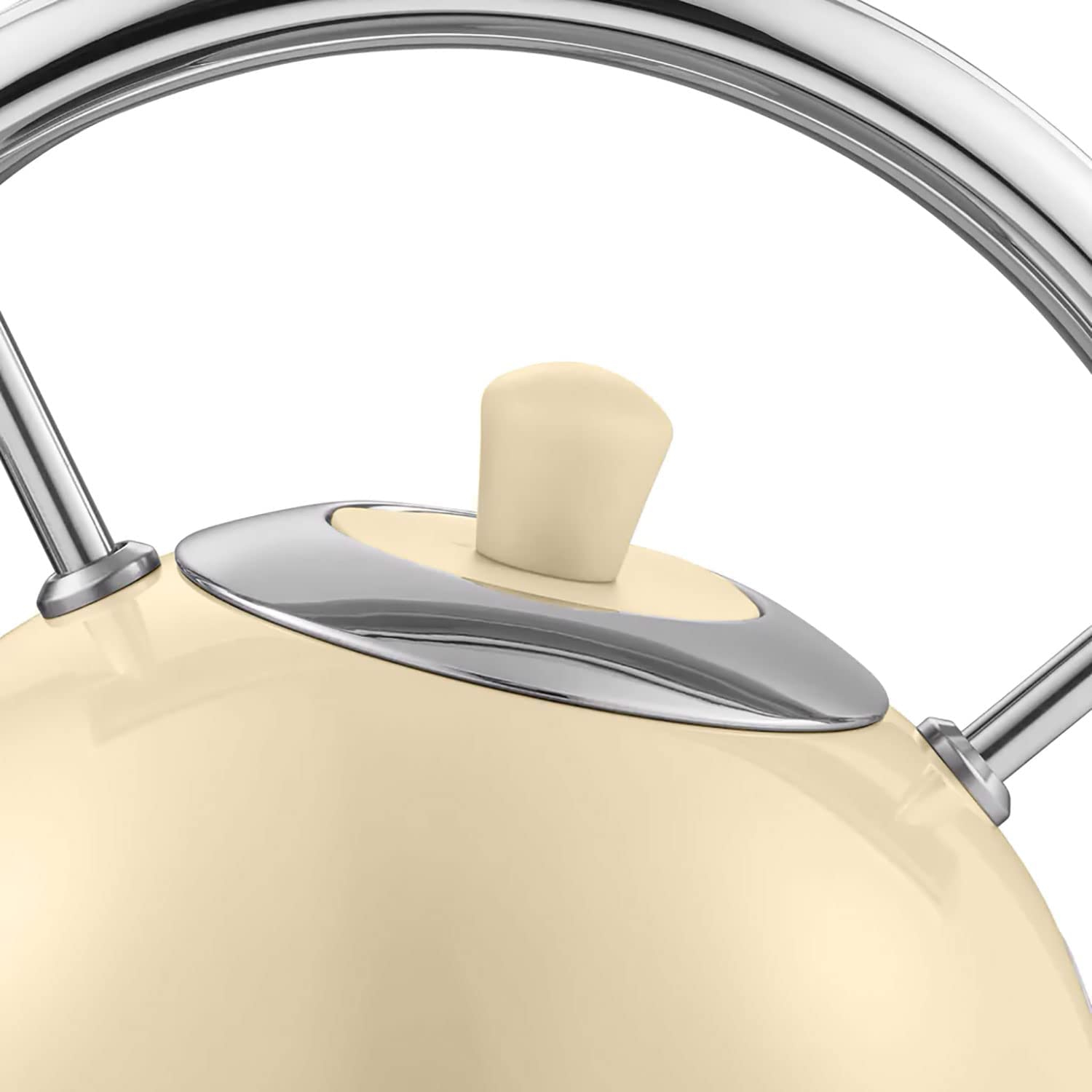 Eine beige Teekanne mit einem Chromgriff und Ausguss. Sie hat einen cremefarbenen Deckel und Griff.