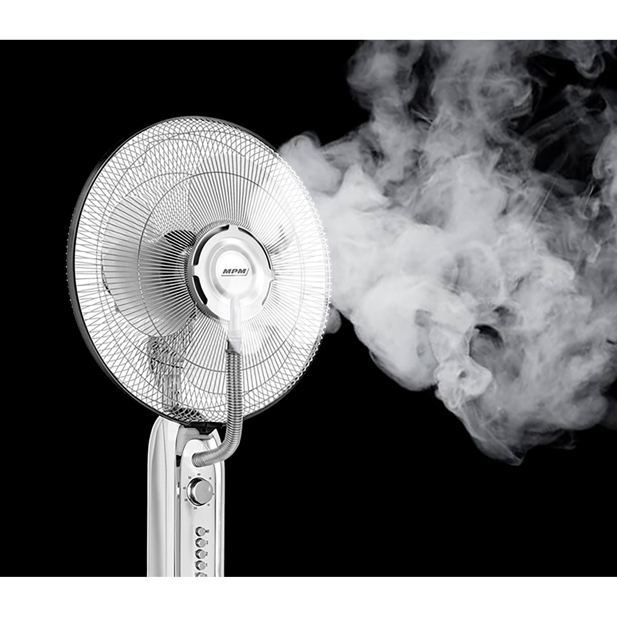 Ventilador plateado soplando vapor, fondo negro. Logotipo MPM. Ajustes ajustables.