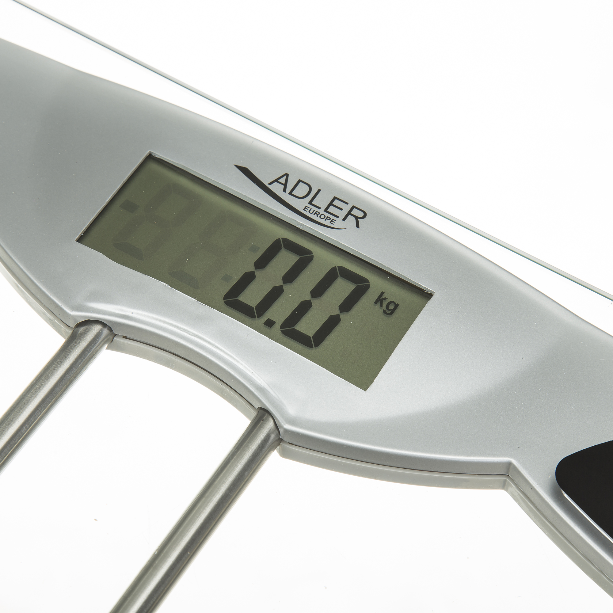 Báscula digital de baño mostrando 0,0 kg. Plata y gris con fondo blanco.